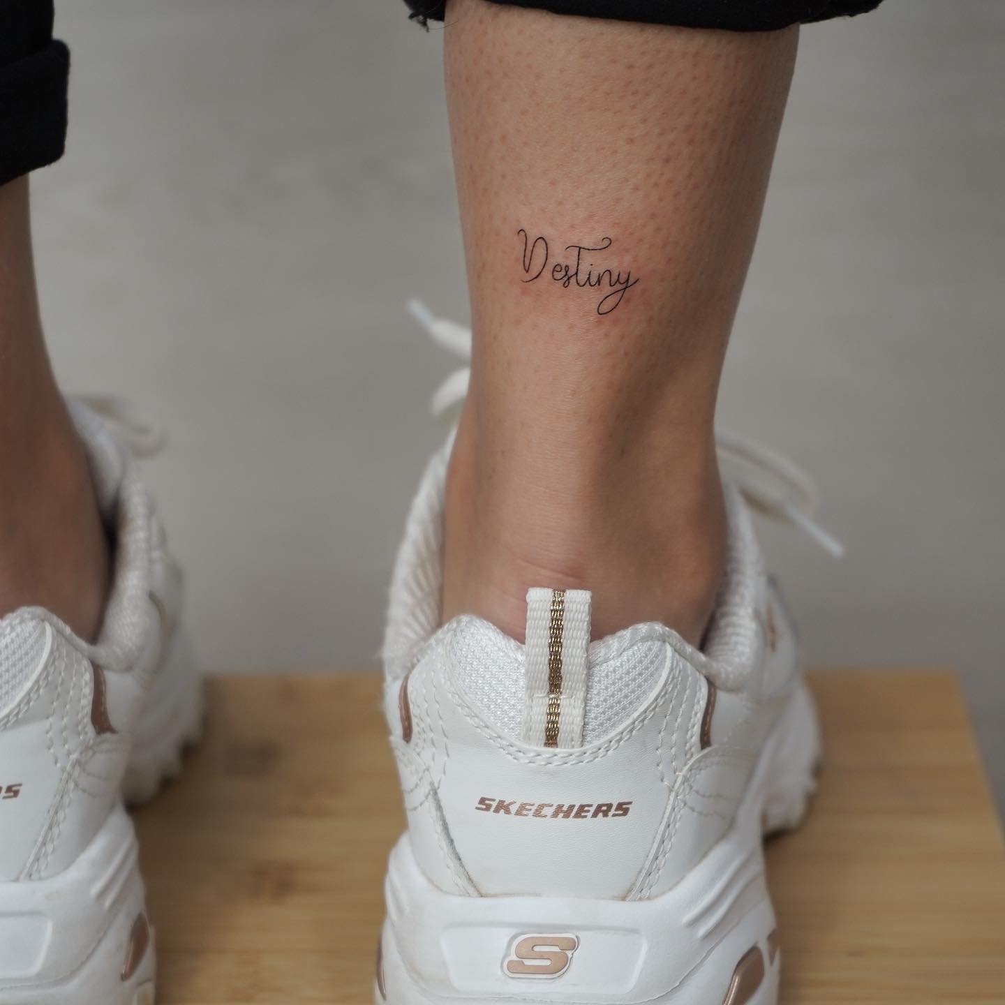 Tatuaje de frase en pie, línea fina Sinkply Madrid