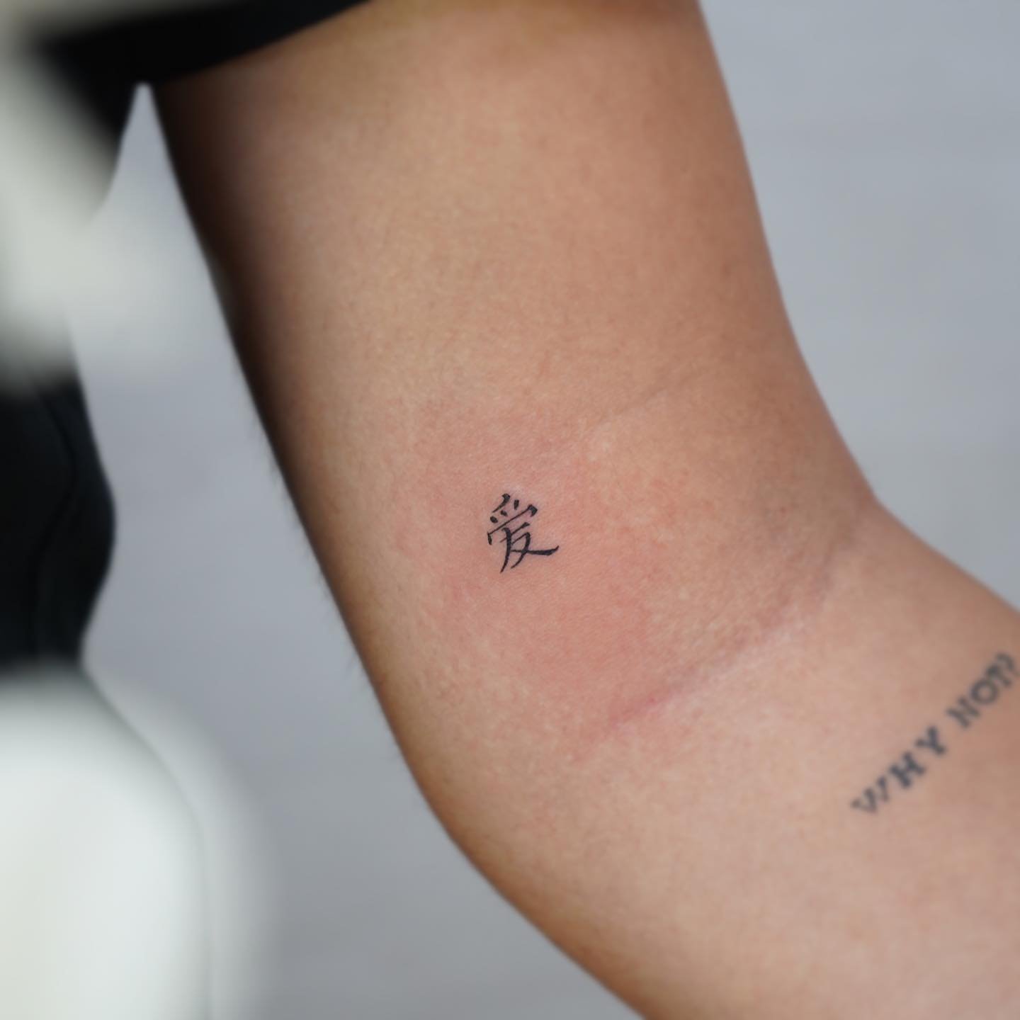 Tatuaje de frase en pie, línea fina Sinkply Madrid