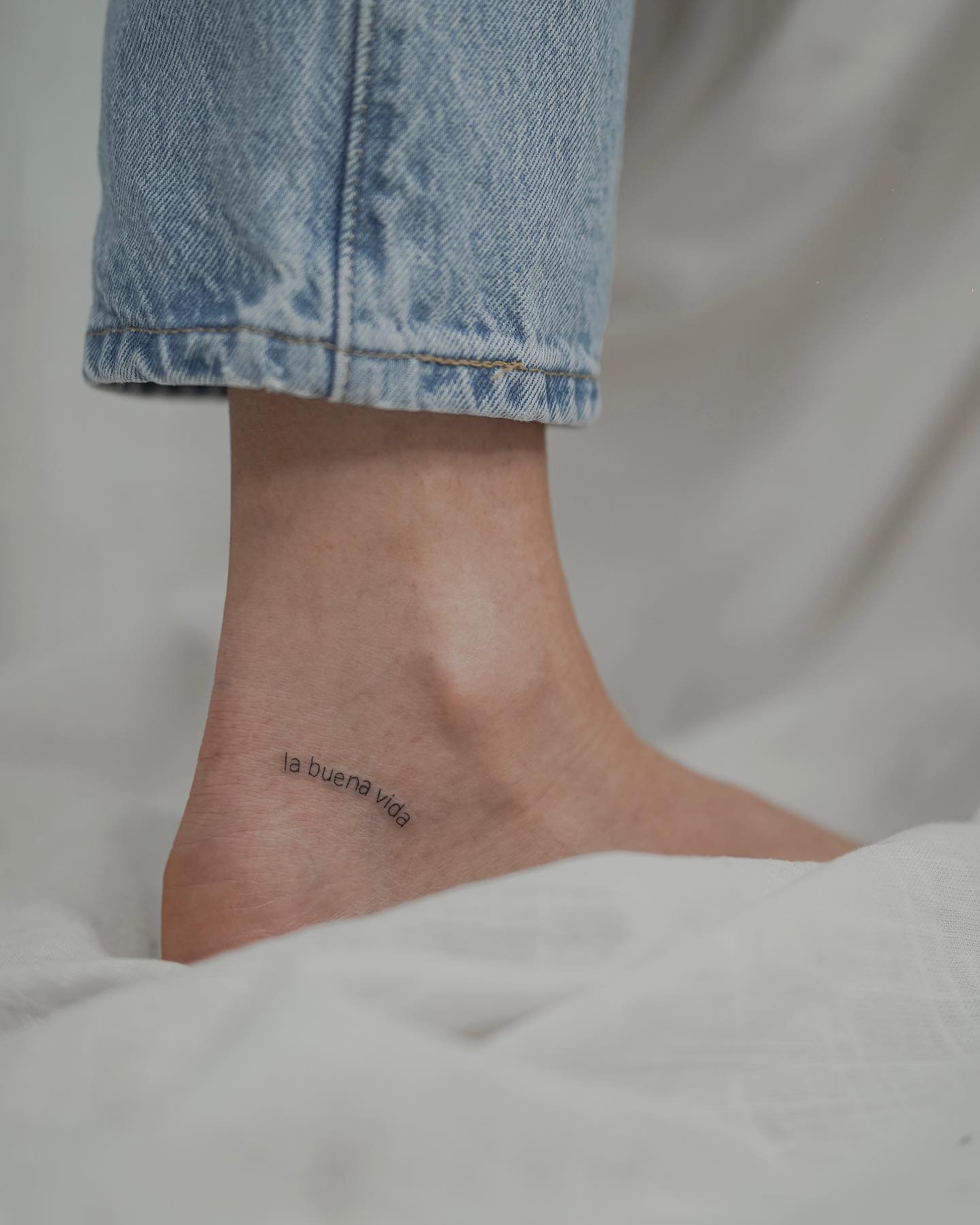 Tatuaje de frase en pie, línea fina Sinkply Madrid
