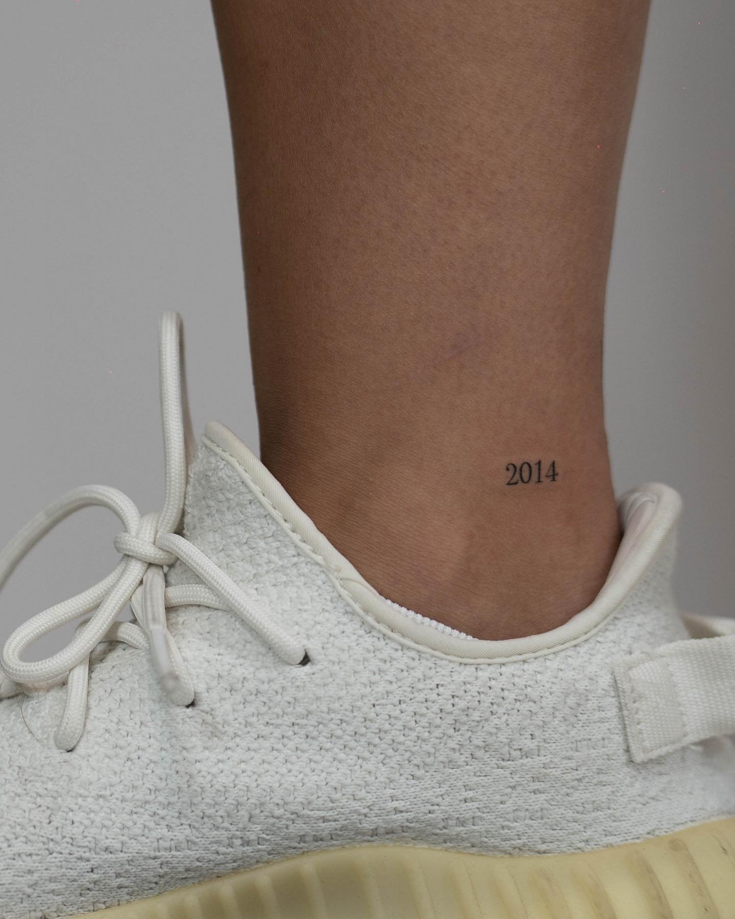 Tatuaje de frase en pie, línea fina Sinkply Madrid