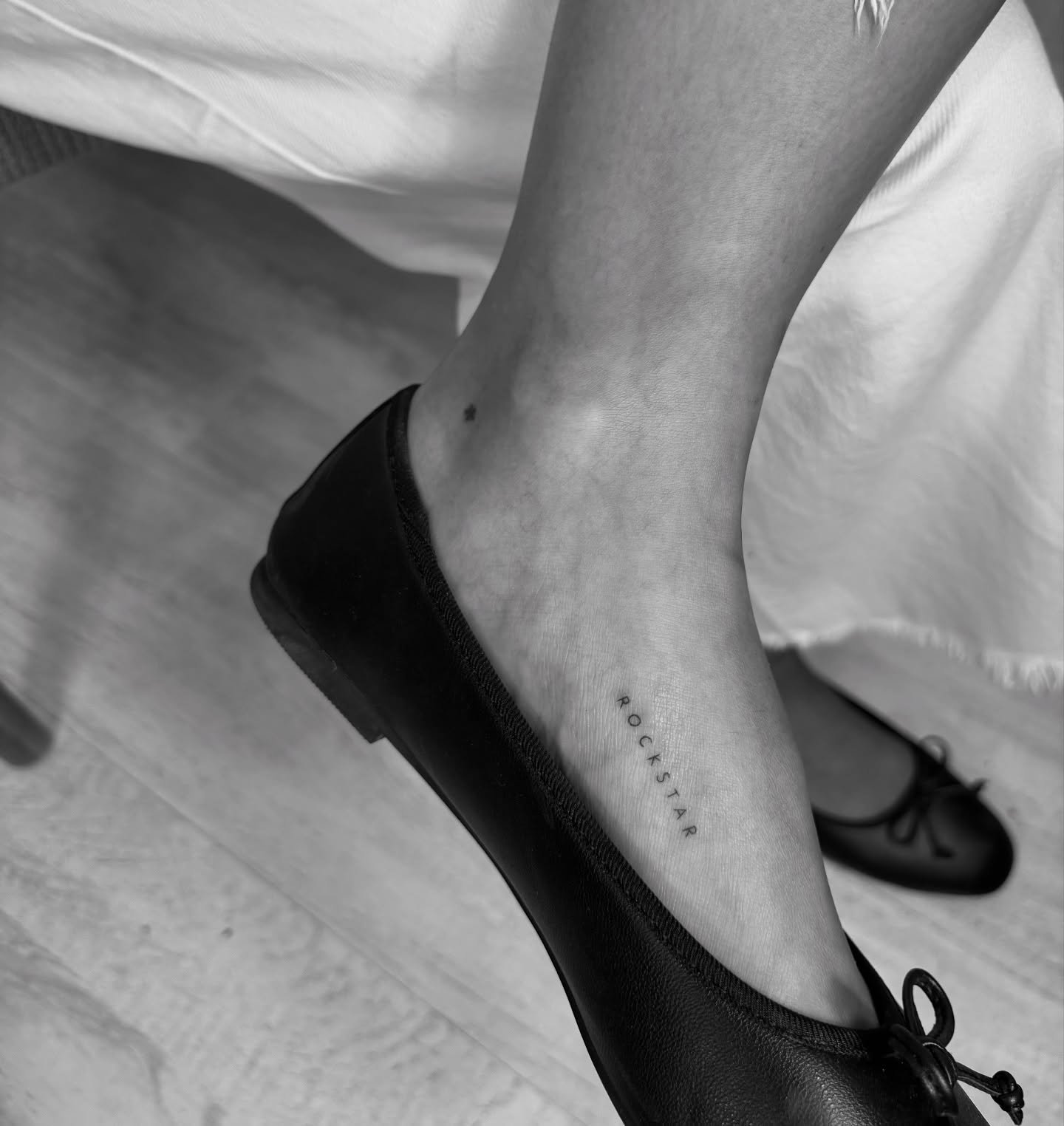 Tatuaje de frase en pie, línea fina Sinkply Madrid