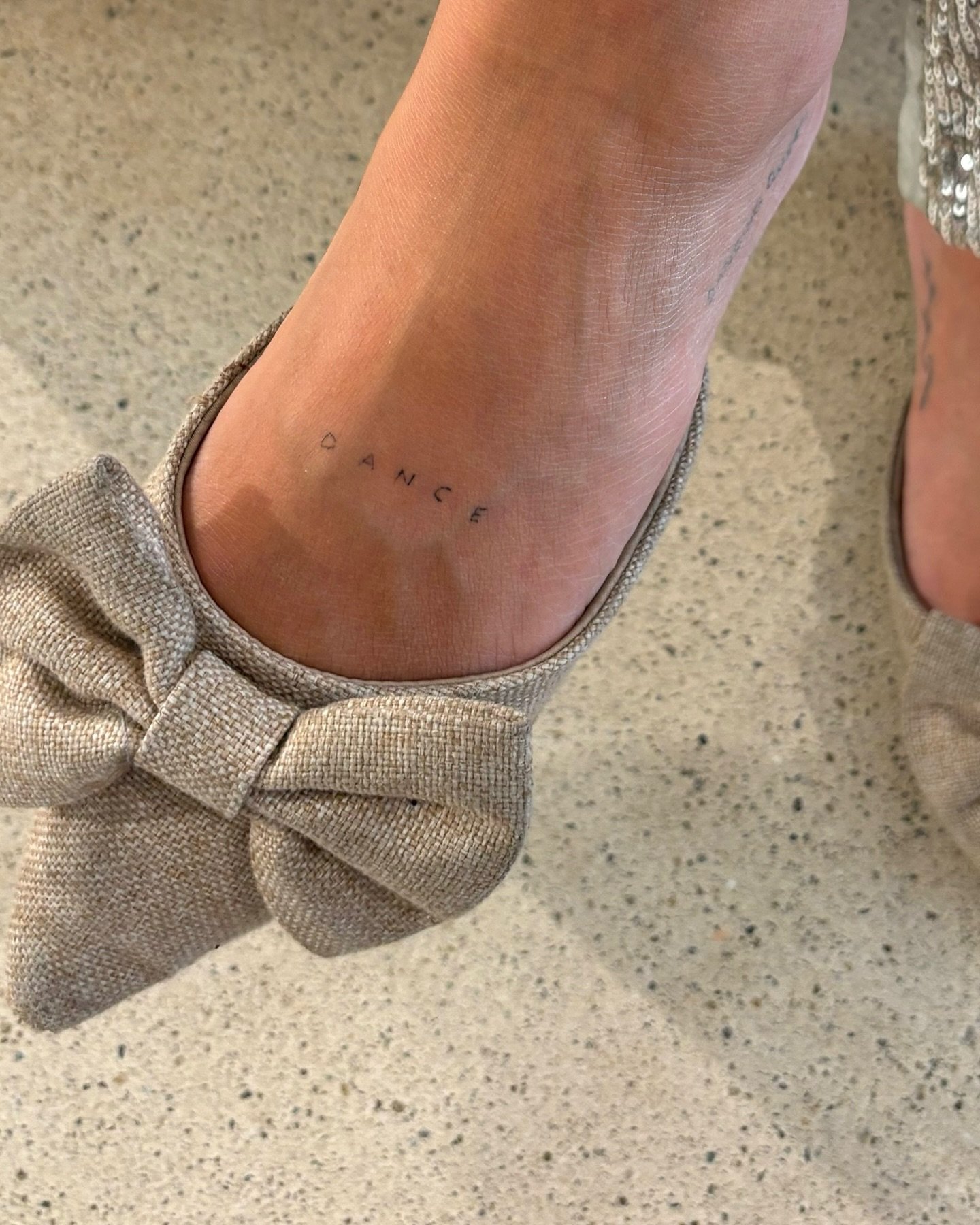 Tatuaje de frase en pie, línea fina Sinkply Madrid