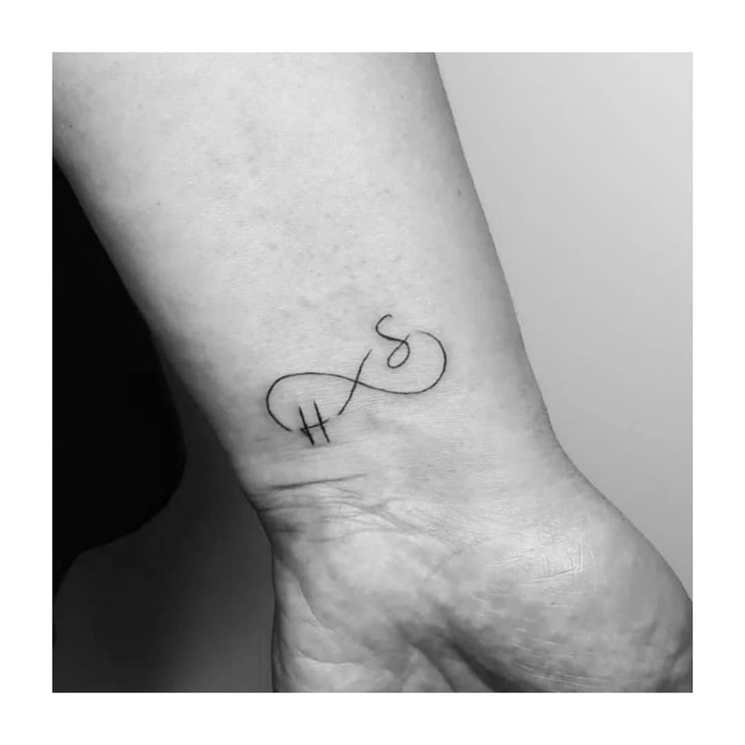 Tatuaje de frase en pie, línea fina Sinkply Madrid