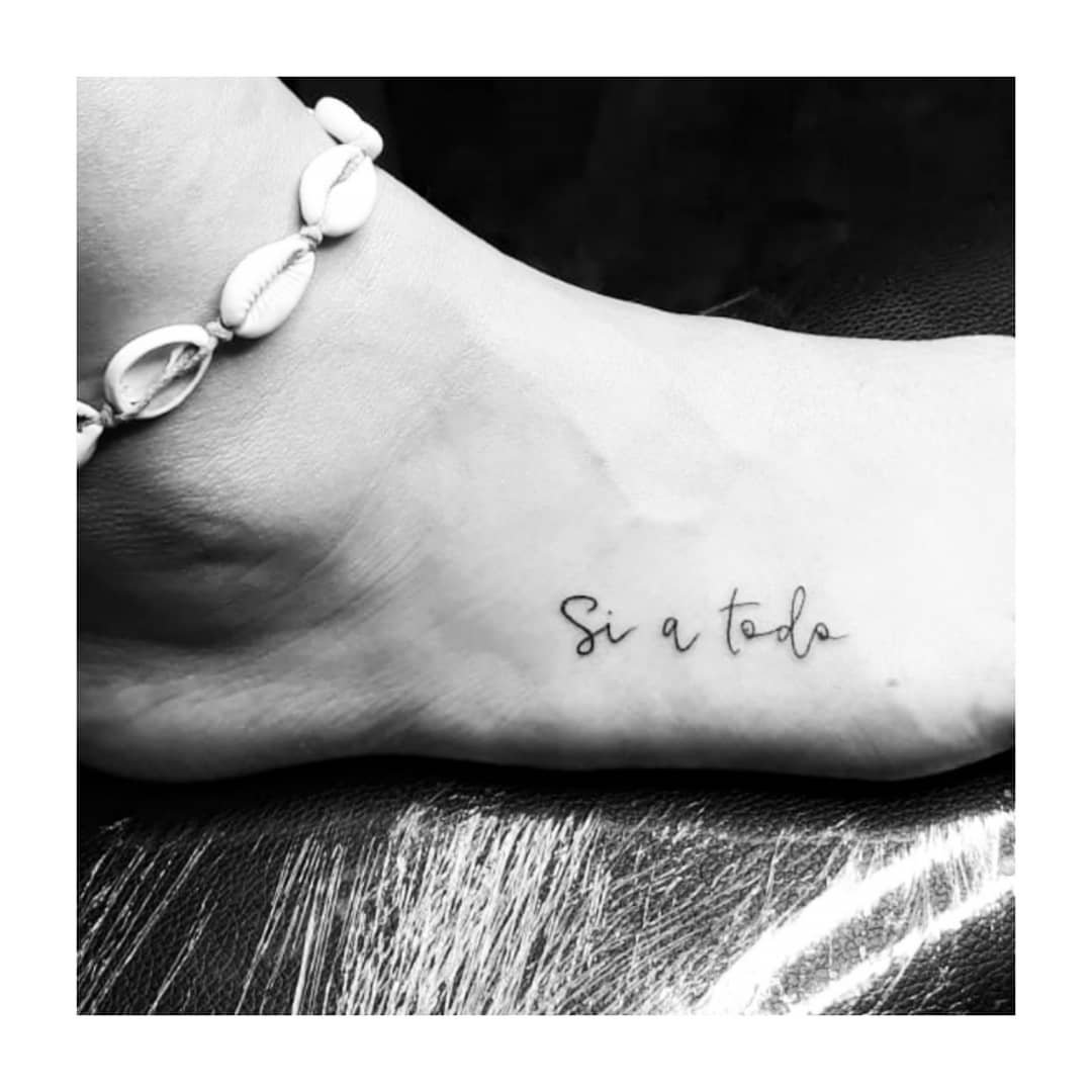 Tatuaje de frase en pie, línea fina Sinkply Madrid