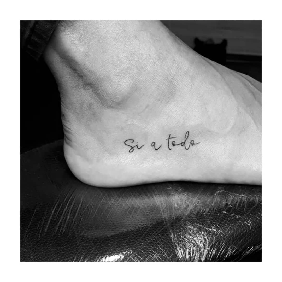 Tatuaje de frase en pie, línea fina Sinkply Madrid