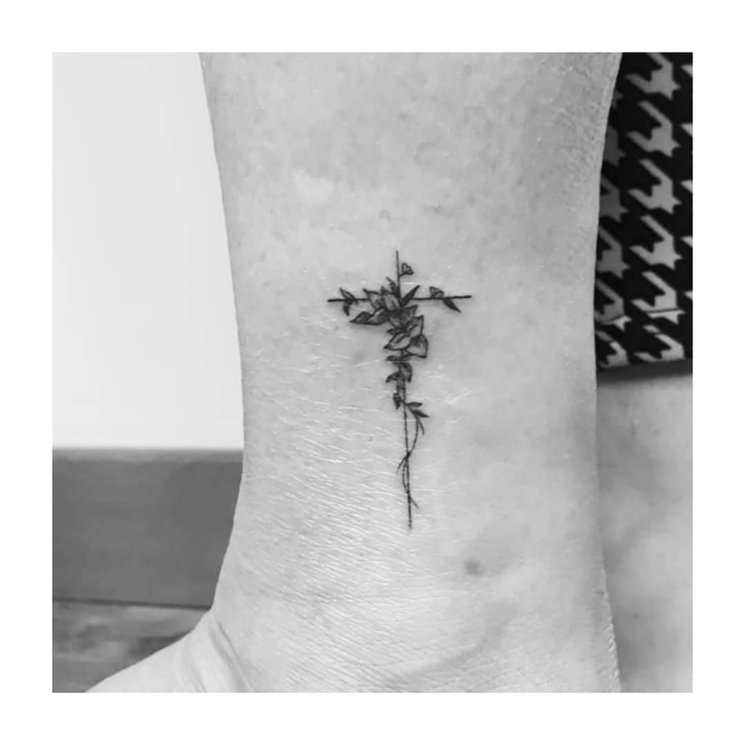 Tatuaje de frase en pie, línea fina Sinkply Madrid