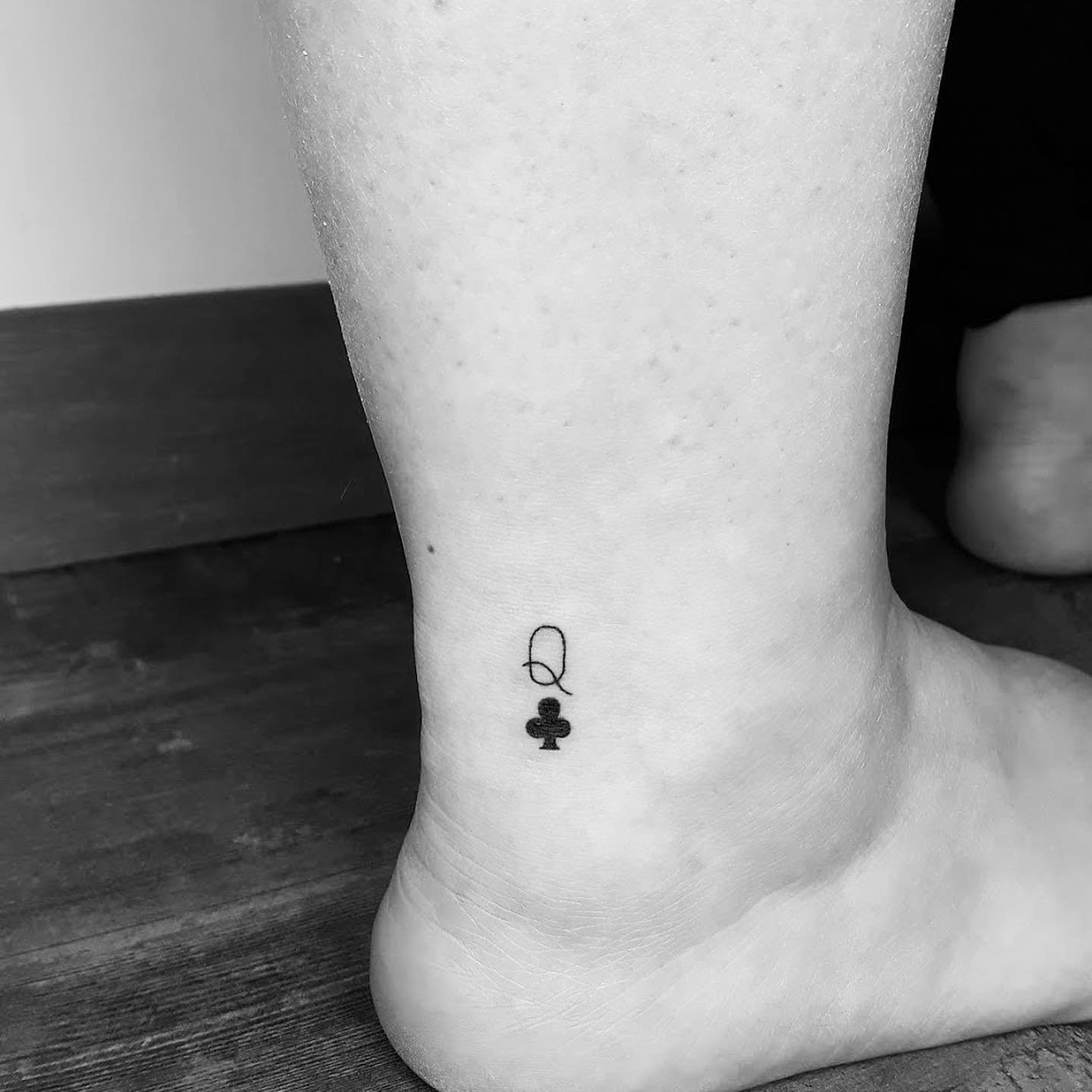 Tatuaje de frase en pie, línea fina Sinkply Madrid