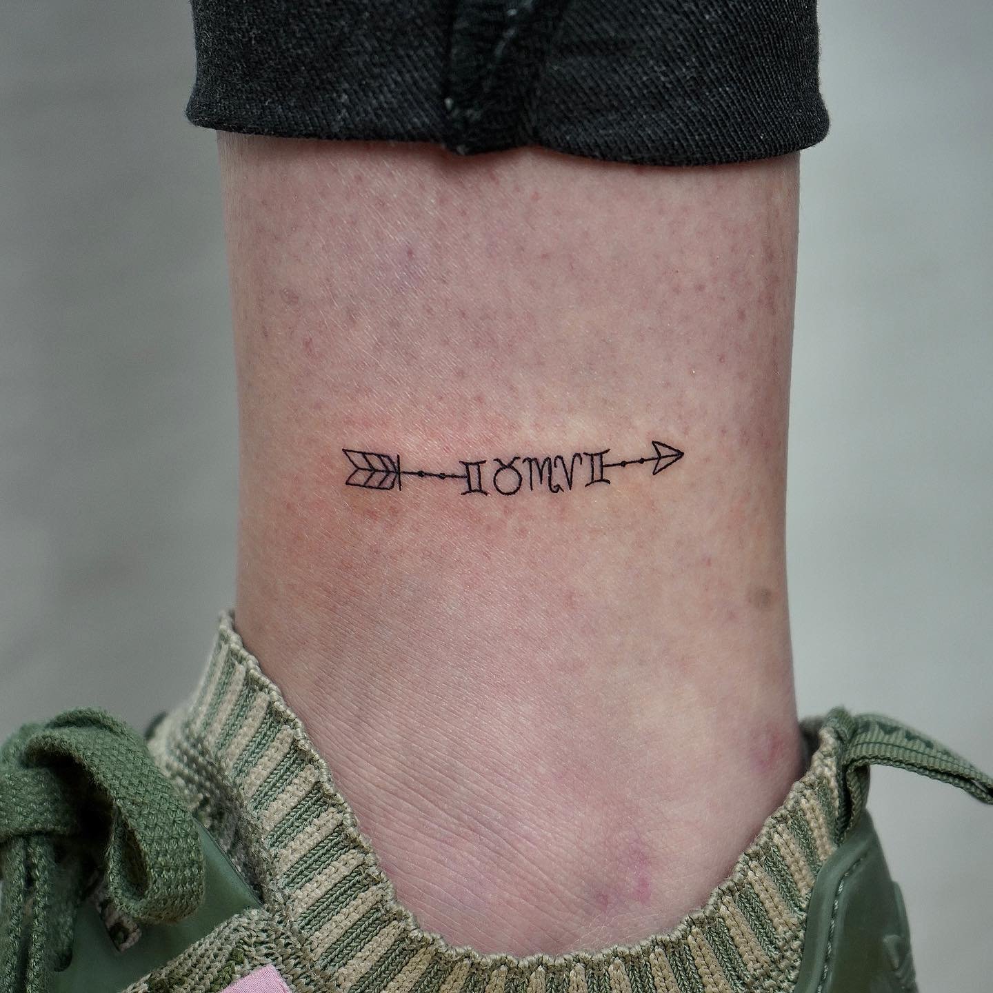 Tatuaje de frase en pie, línea fina Sinkply Madrid