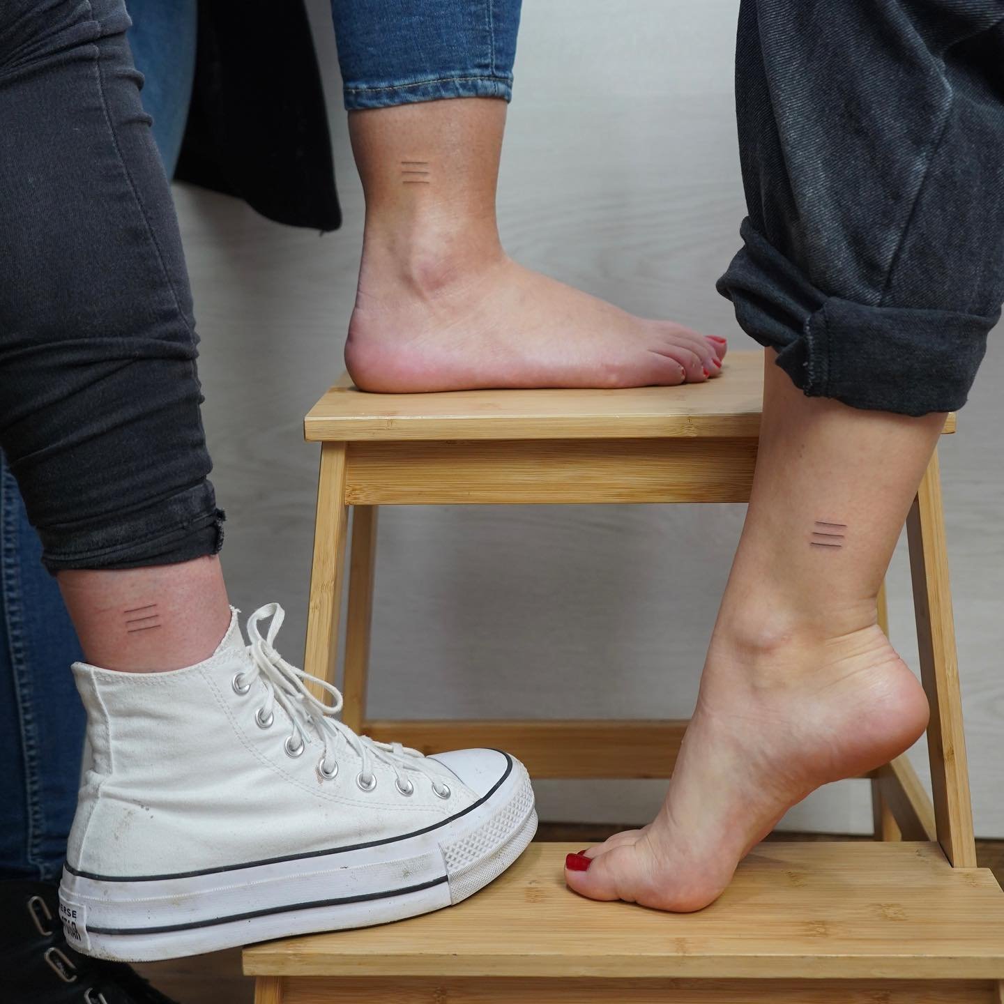 Tatuaje de frase en pie, línea fina Sinkply Madrid