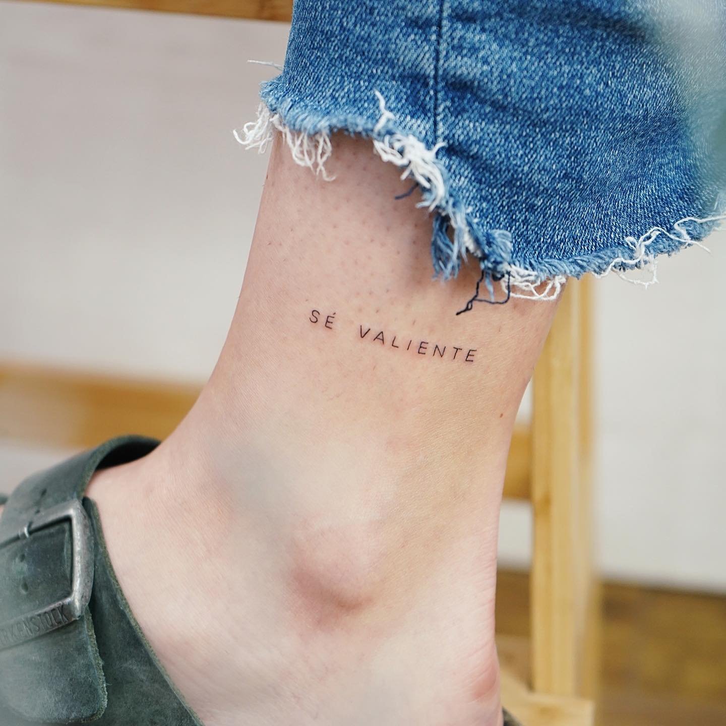 Tatuaje de frase en pie, línea fina Sinkply Madrid