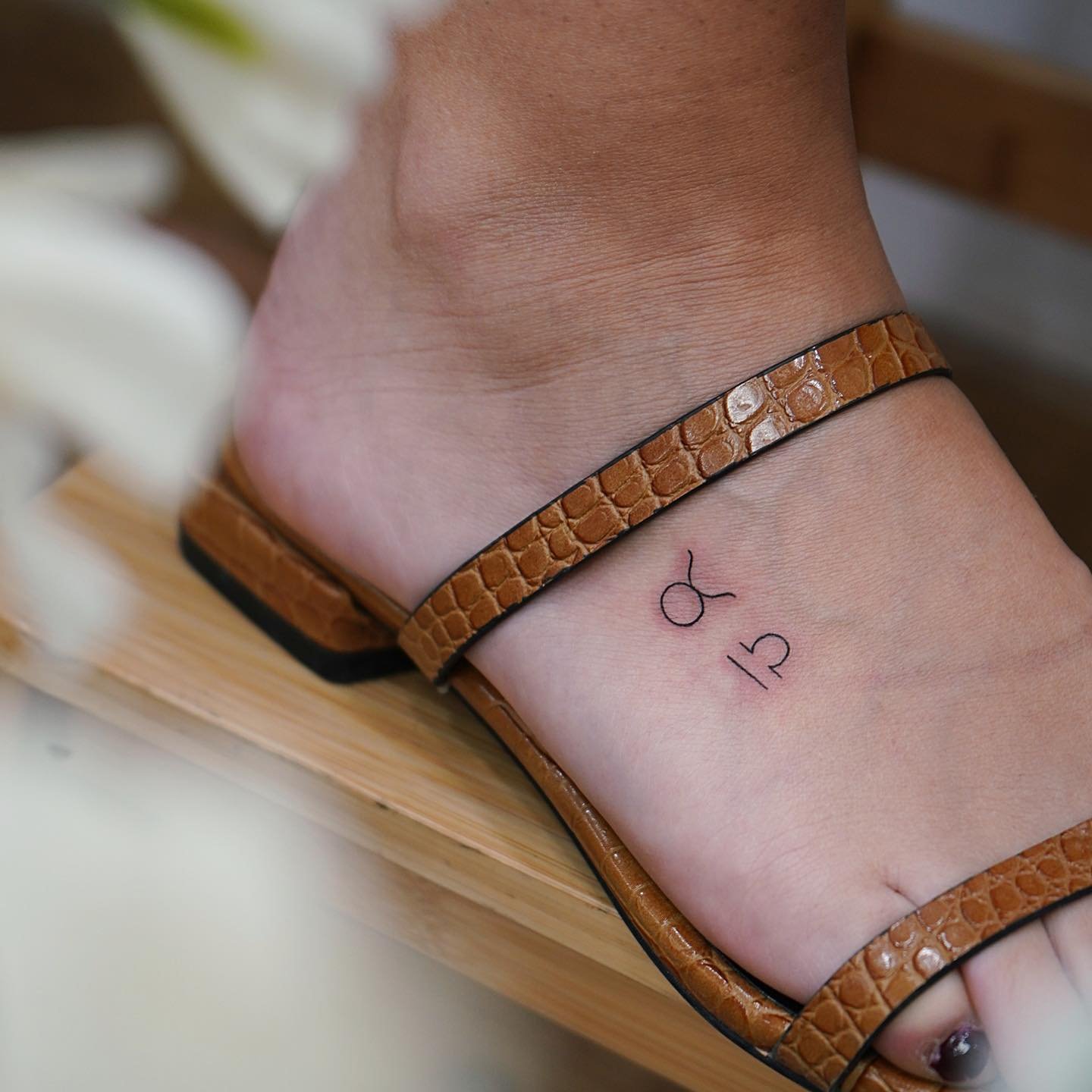 Tatuaje de frase en pie, línea fina Sinkply Madrid