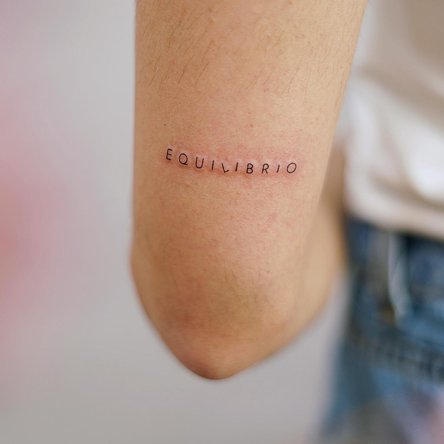 Tatuaje de frase en pie, línea fina Sinkply Madrid