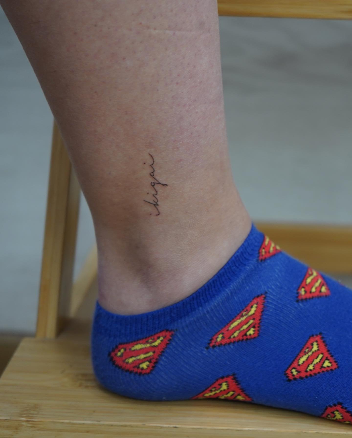 Tatuaje de frase en pie, línea fina Sinkply Madrid