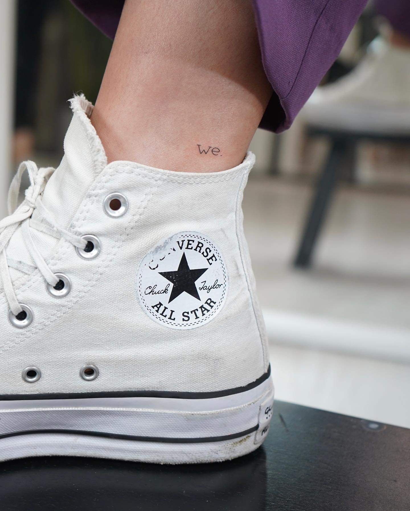 Tatuaje de frase en pie, línea fina Sinkply Madrid