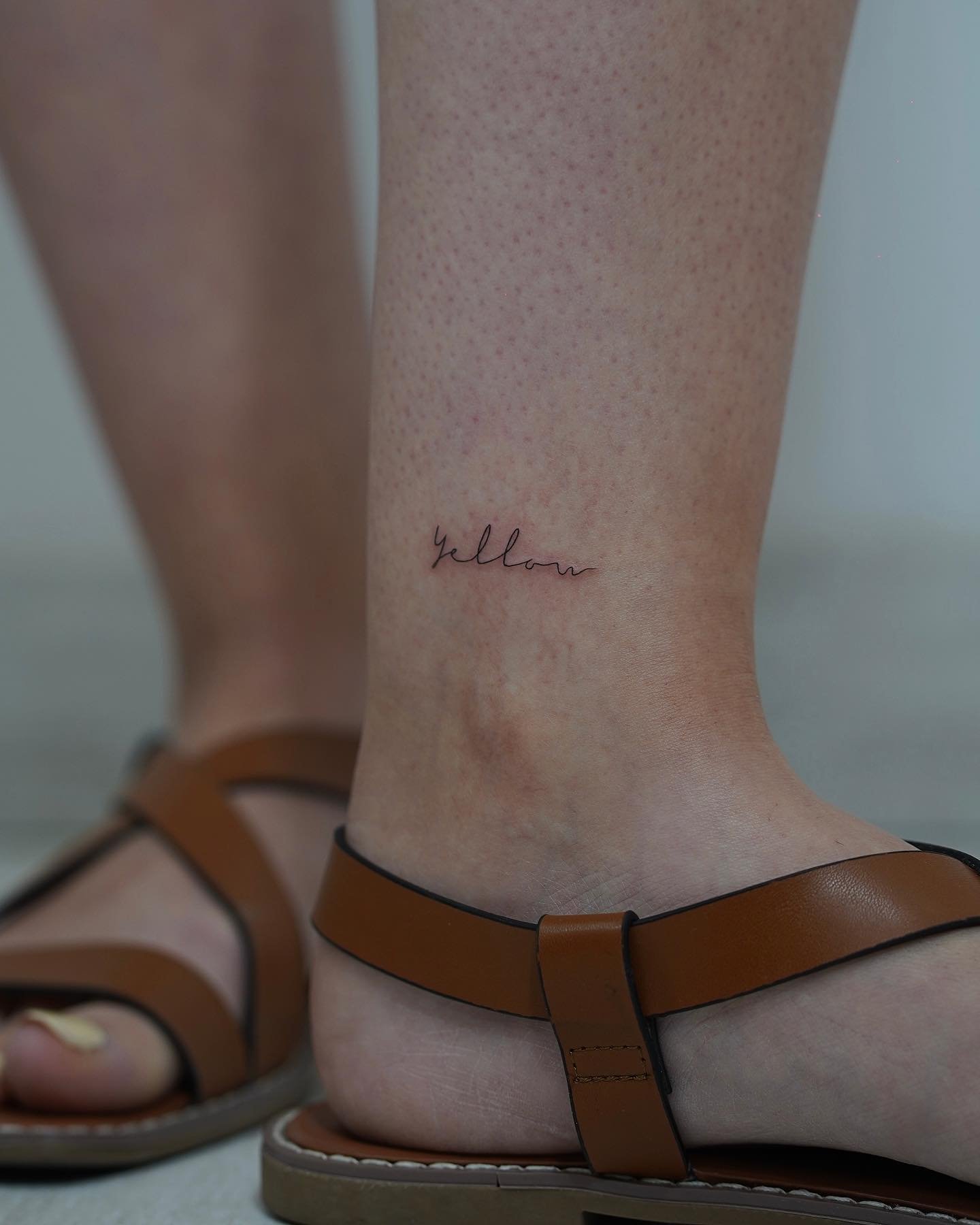 Tatuaje de frase en pie, línea fina Sinkply Madrid