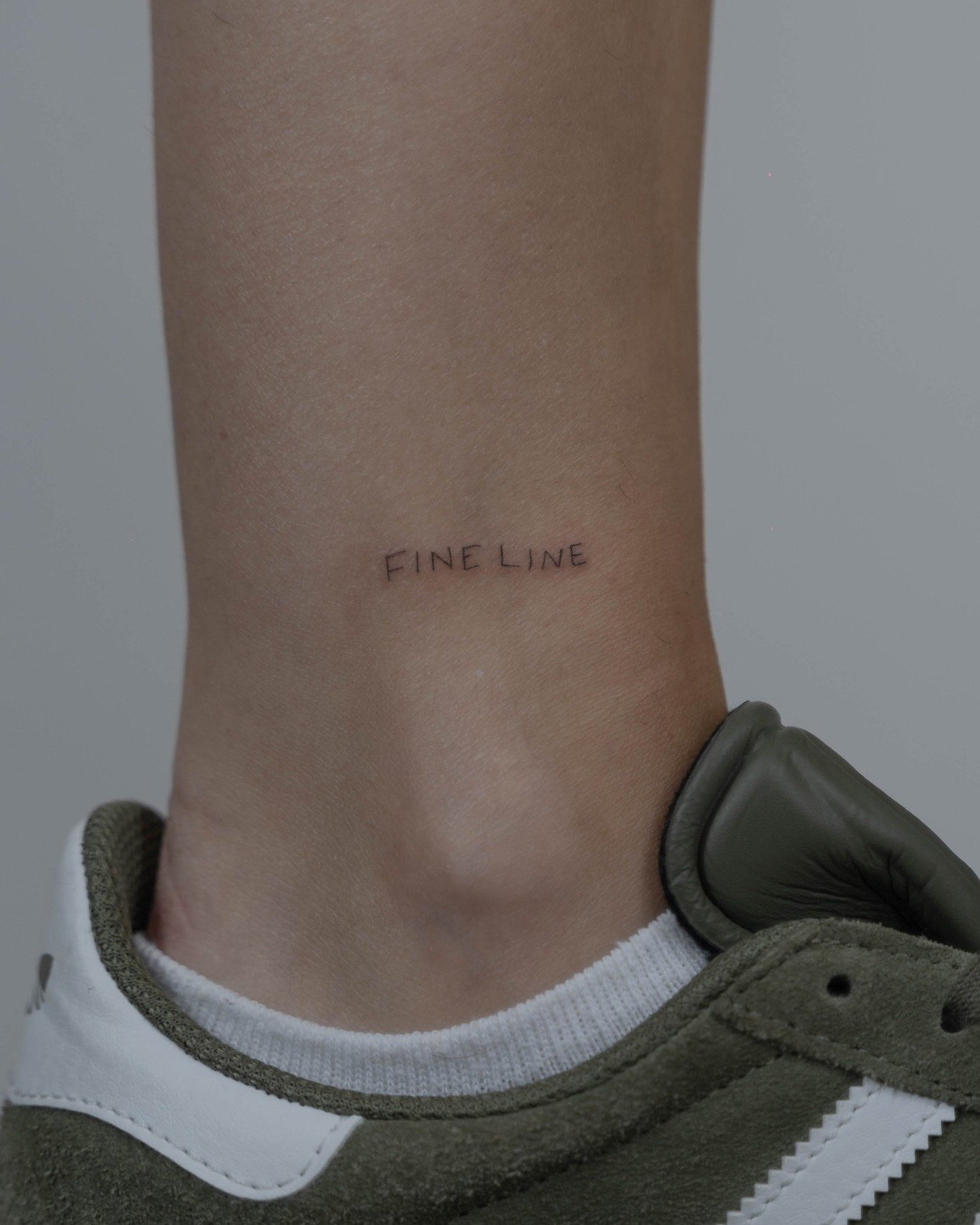 Tatuaje de frase en pie, línea fina Sinkply Madrid