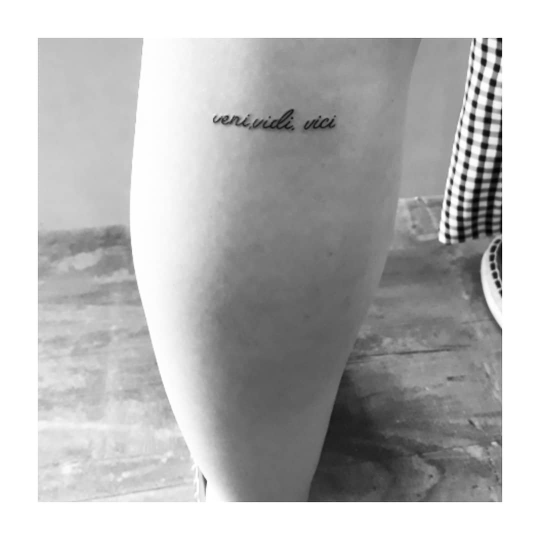 Tatuaje de frase en pierna, línea fina Sinkply Madrid