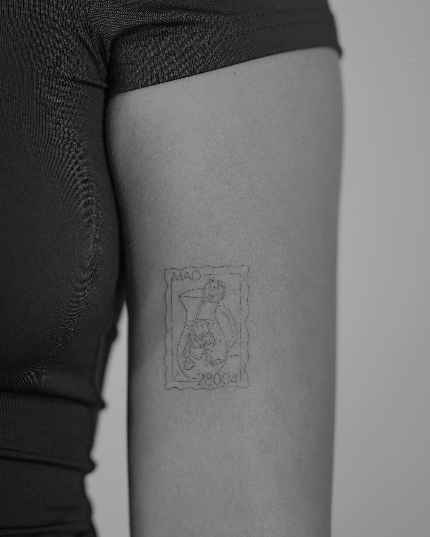Tatuaje de frase en pierna, línea fina Sinkply Madrid