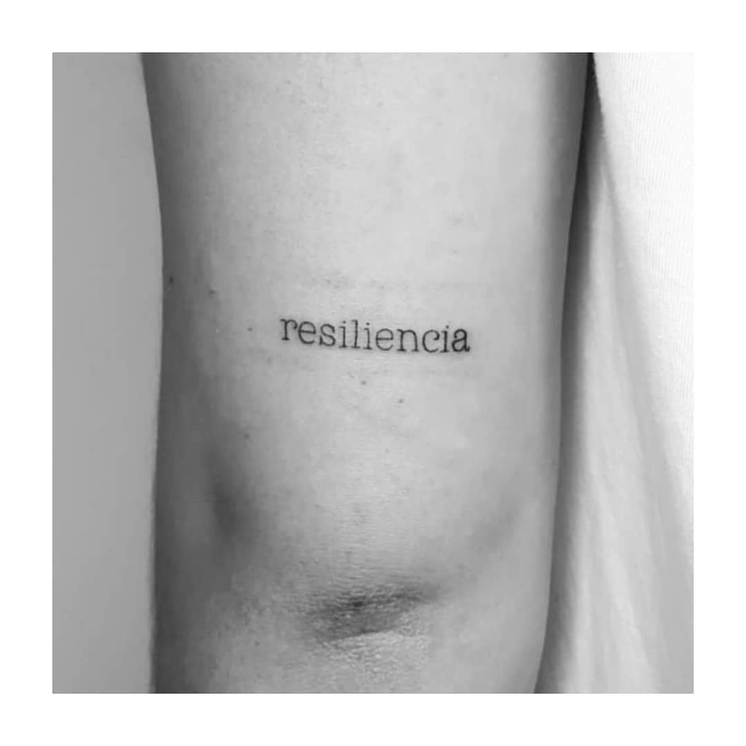 Tatuaje de frase en pierna, línea fina Sinkply Madrid