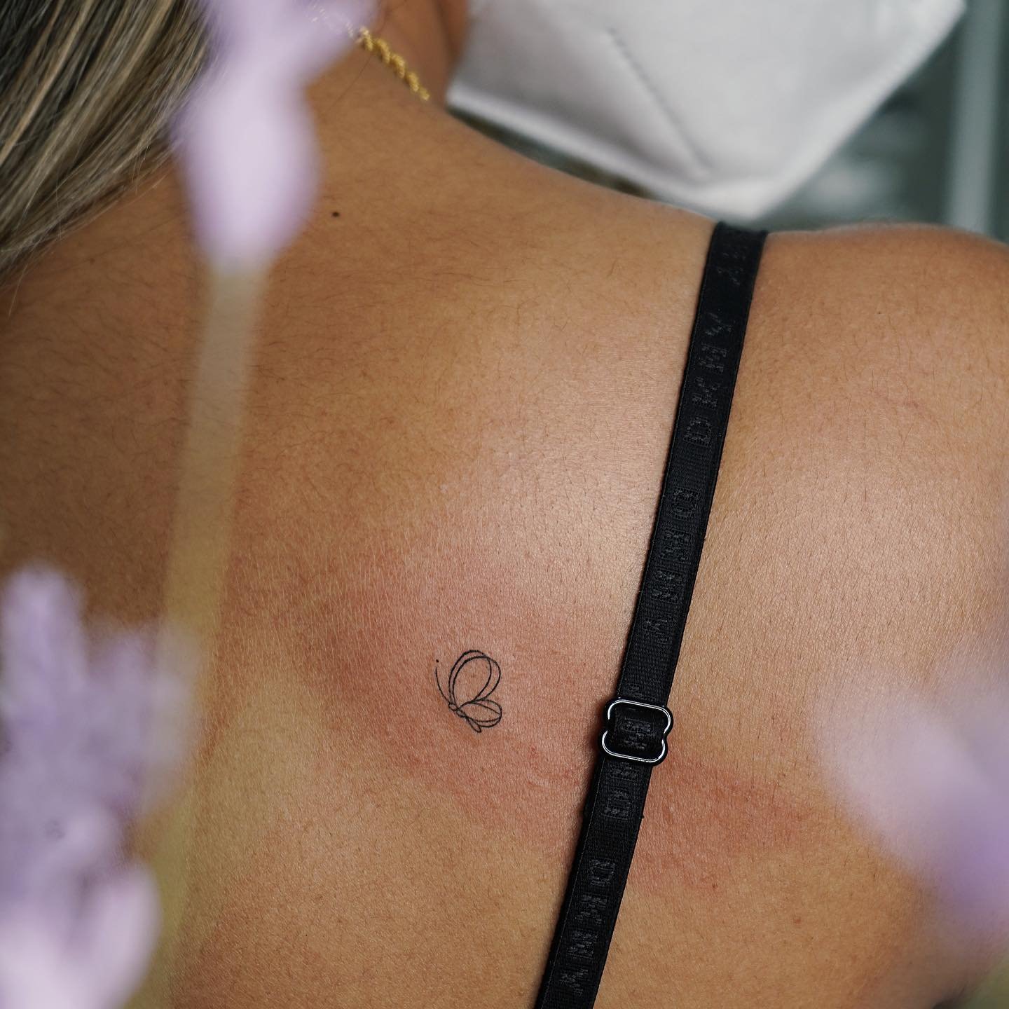 Tatuaje de lettering en antebrazo, línea fina Sinkply Madrid