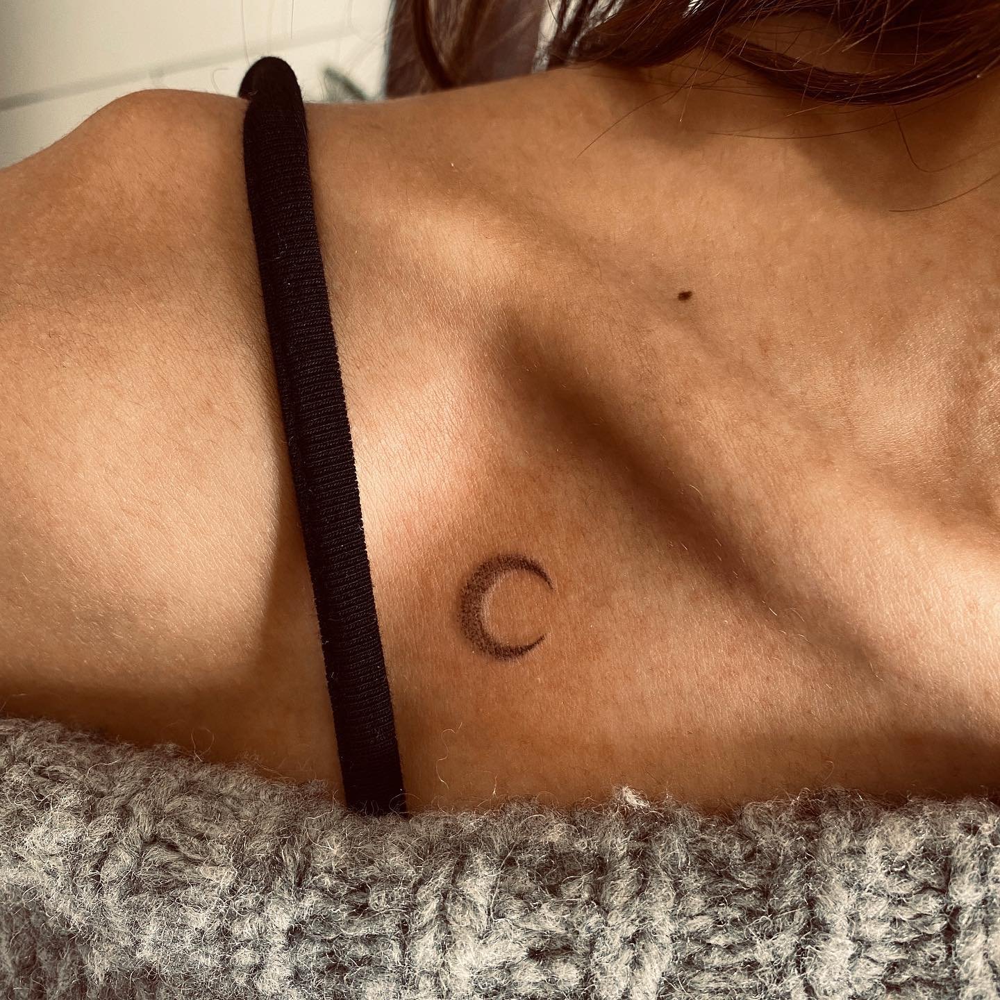Tatuaje de lettering en antebrazo, línea fina Sinkply Madrid