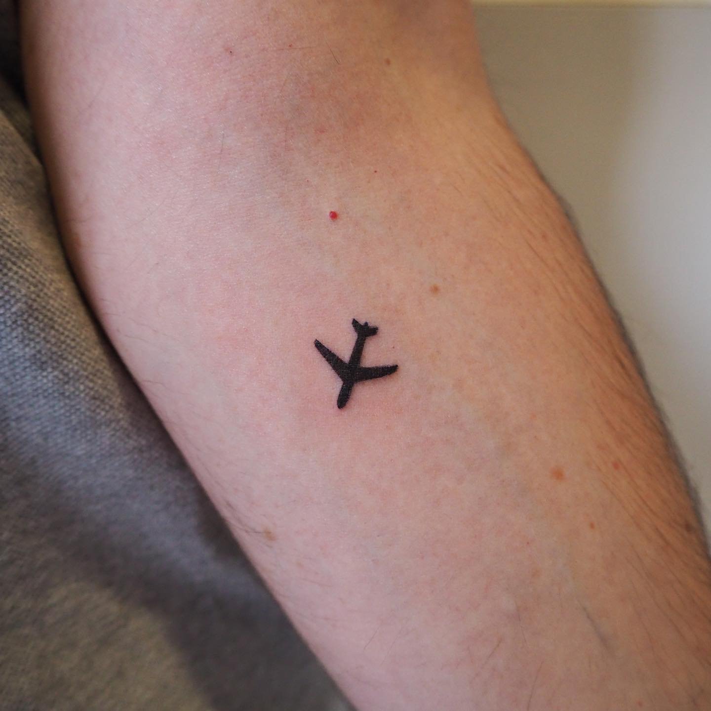 Tatuaje de lettering en antebrazo, línea fina Sinkply Madrid