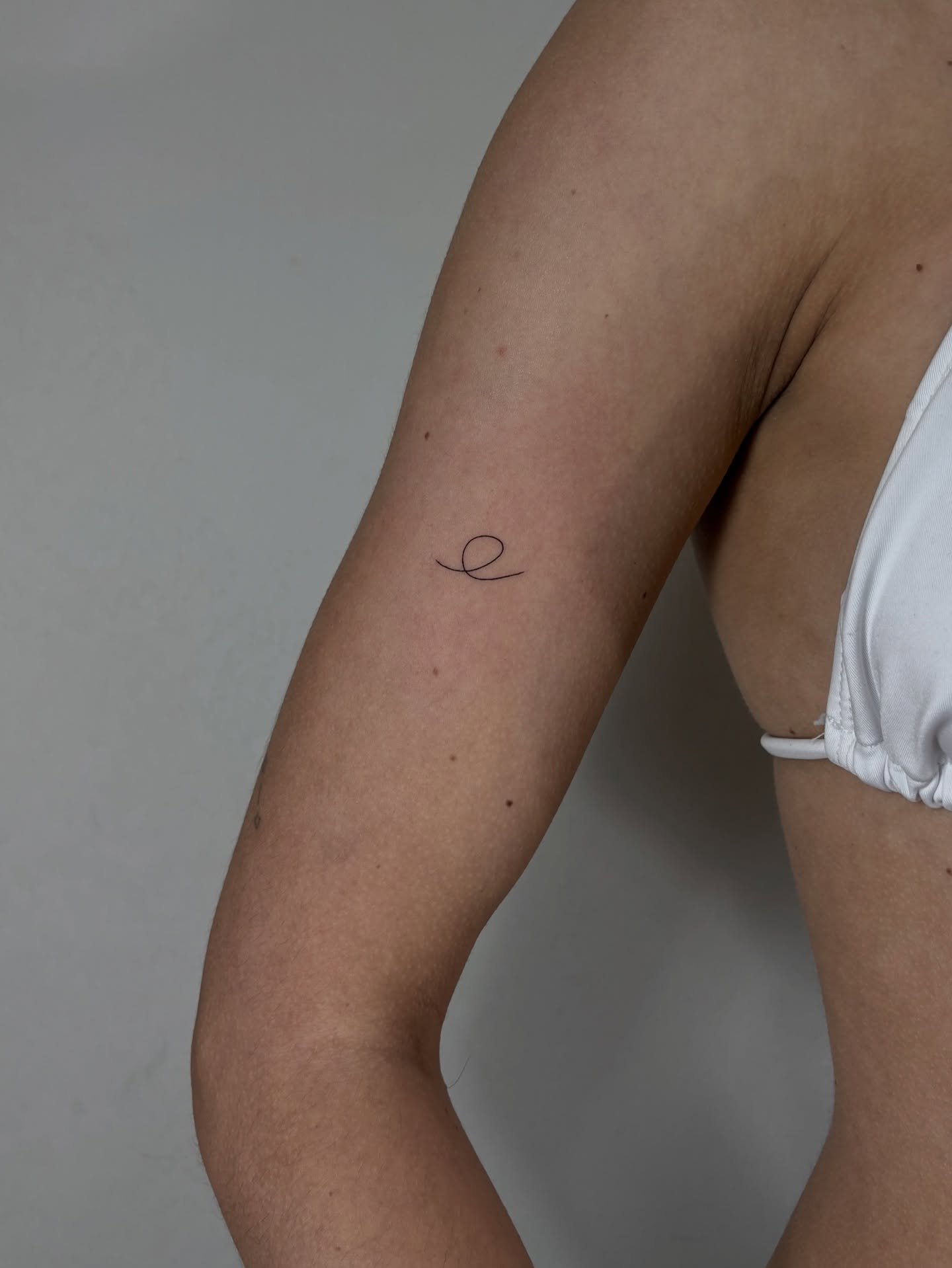 Tatuaje de lettering en antebrazo, línea fina Sinkply Madrid