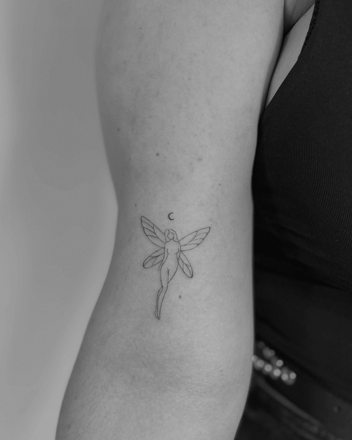 Tatuaje de lettering en antebrazo, línea fina Sinkply Madrid