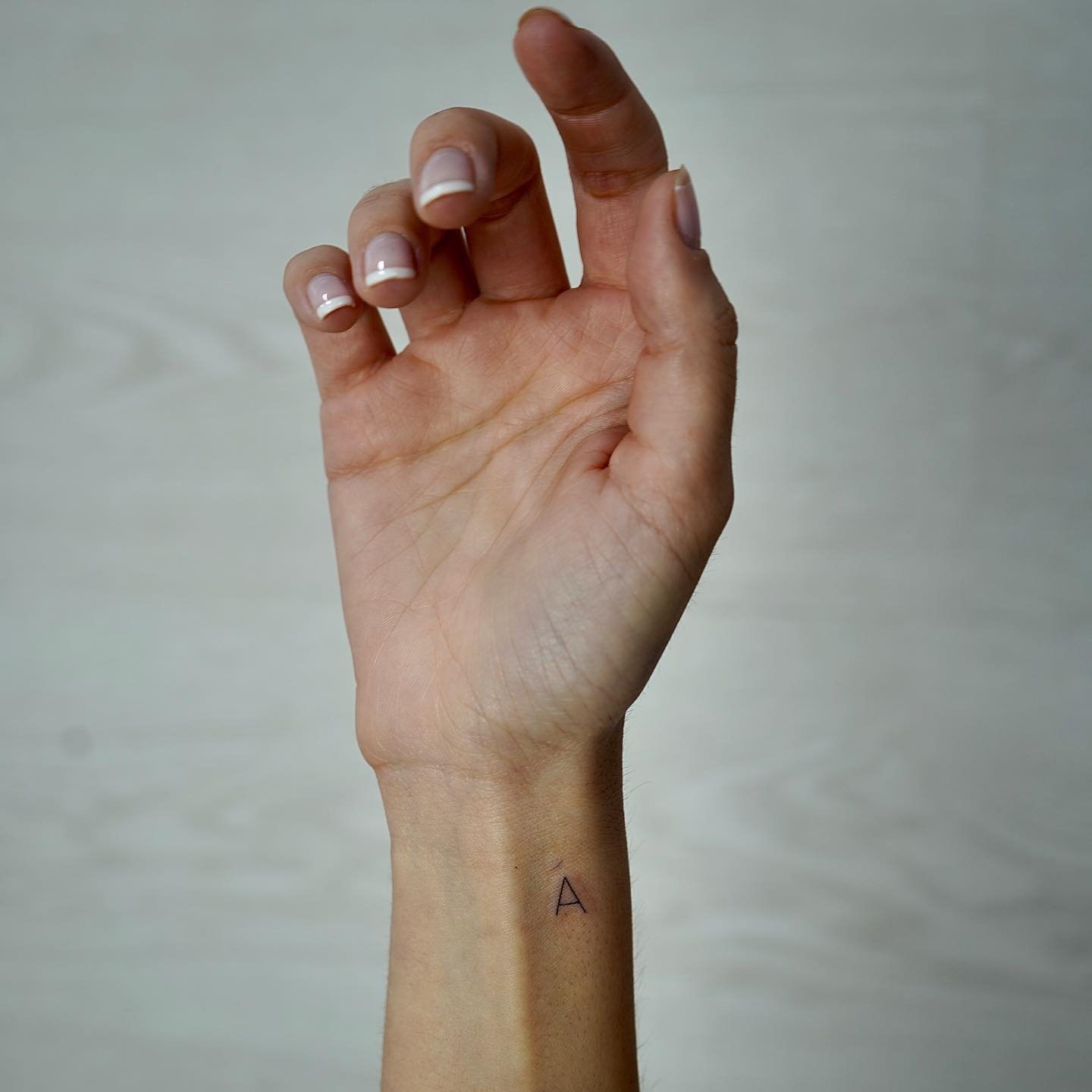 Tatuaje de lettering en mano, línea fina Sinkply Madrid