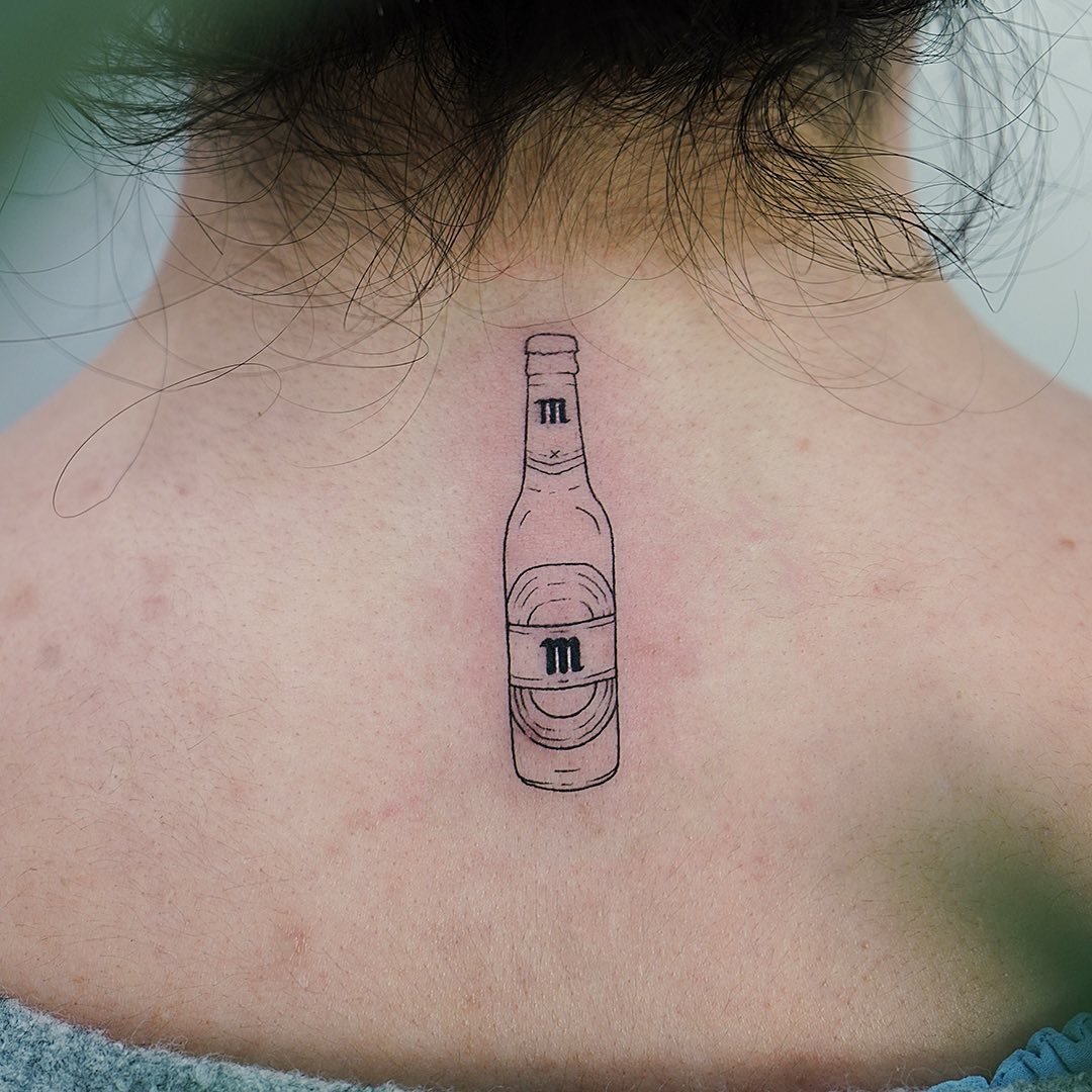 Tatuaje de lettering en pecho, línea fina Sinkply Madrid