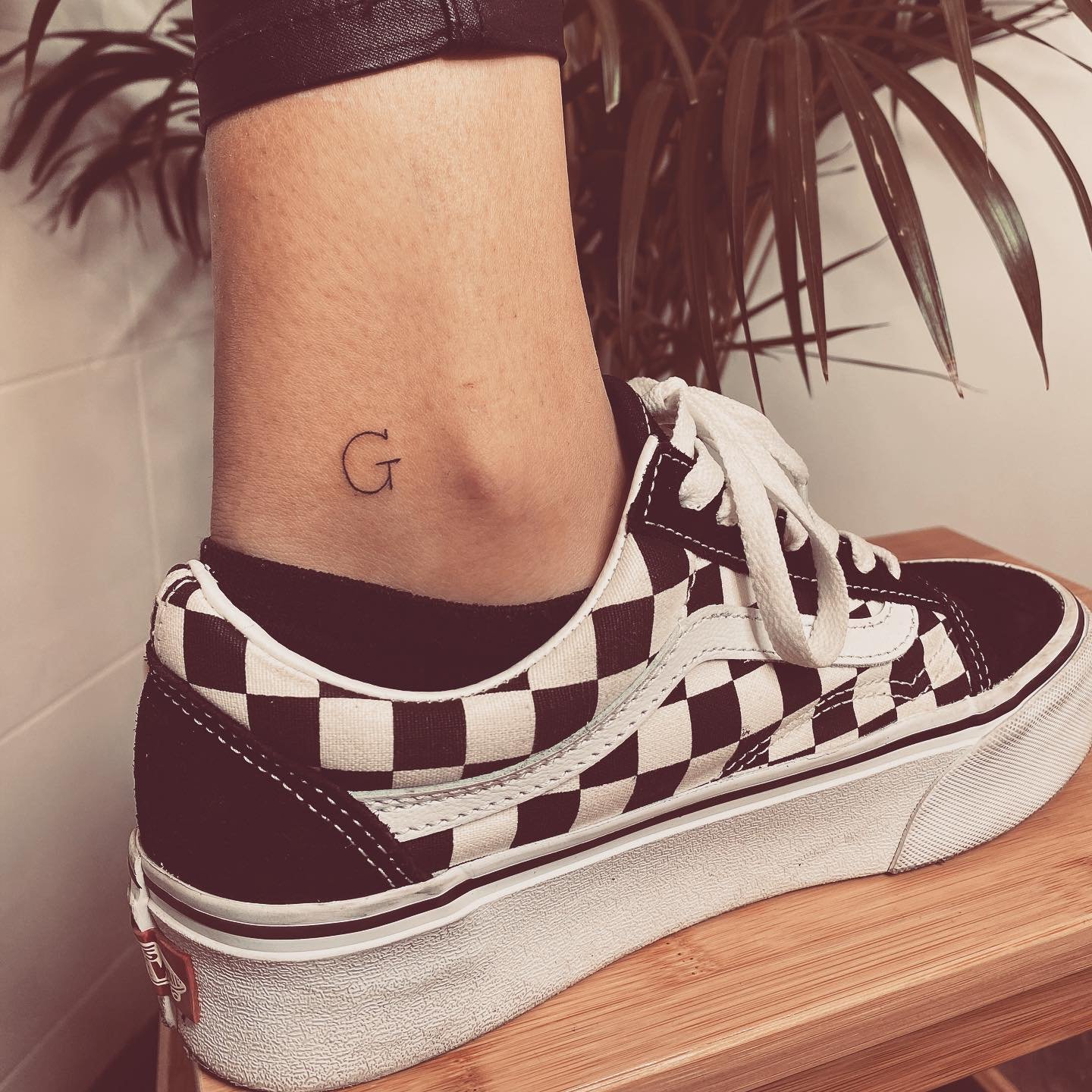 Tatuaje de lettering en pie, línea fina Sinkply Madrid