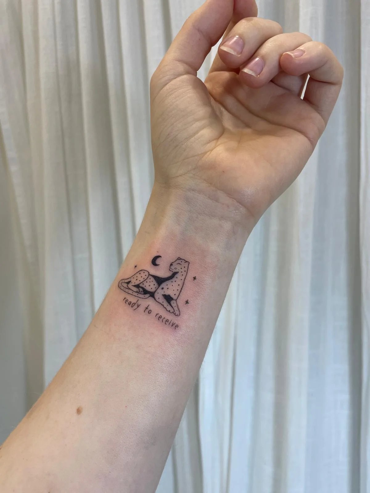 Tatuaje hongos luna estrellas fine line muneca