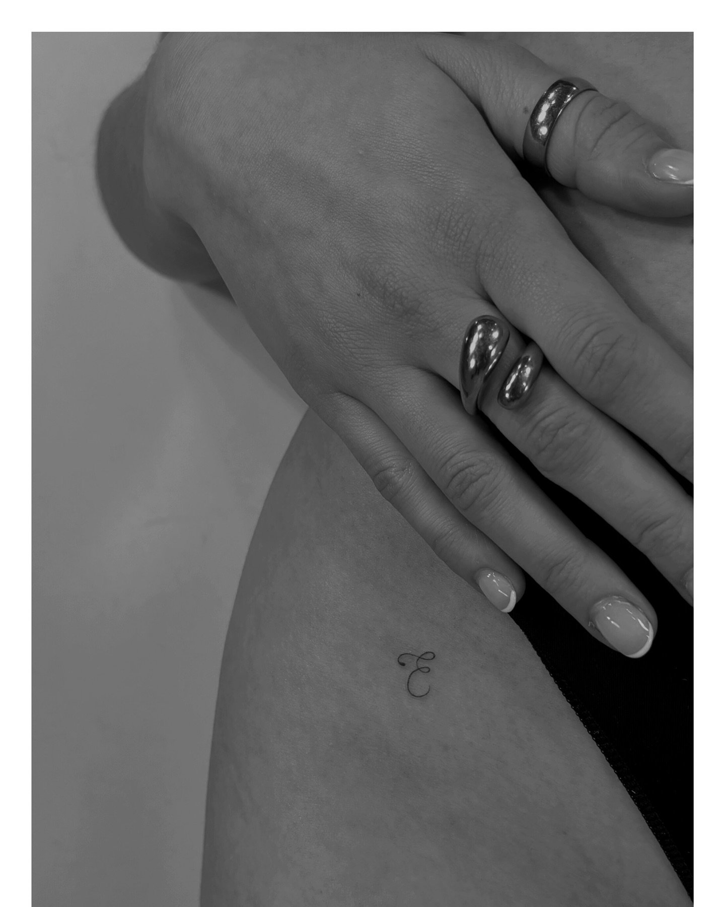 Tatuaje de diseño en antebrazo, línea fina Sinkply Madrid