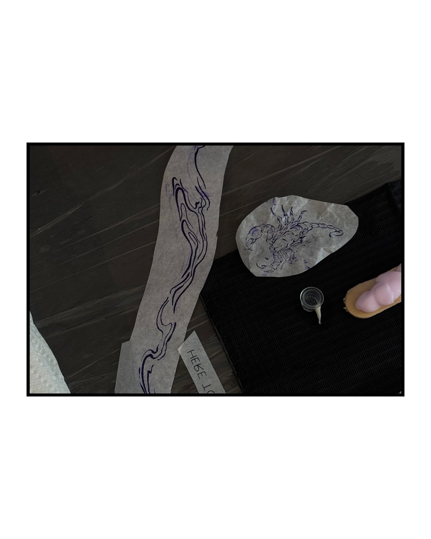 Tatuaje de diseño en antebrazo, línea fina Sinkply Madrid