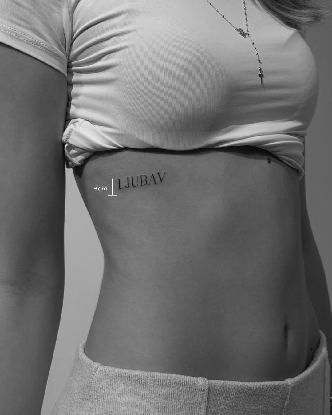 Tatuaje de diseño en antebrazo, línea fina Sinkply Madrid