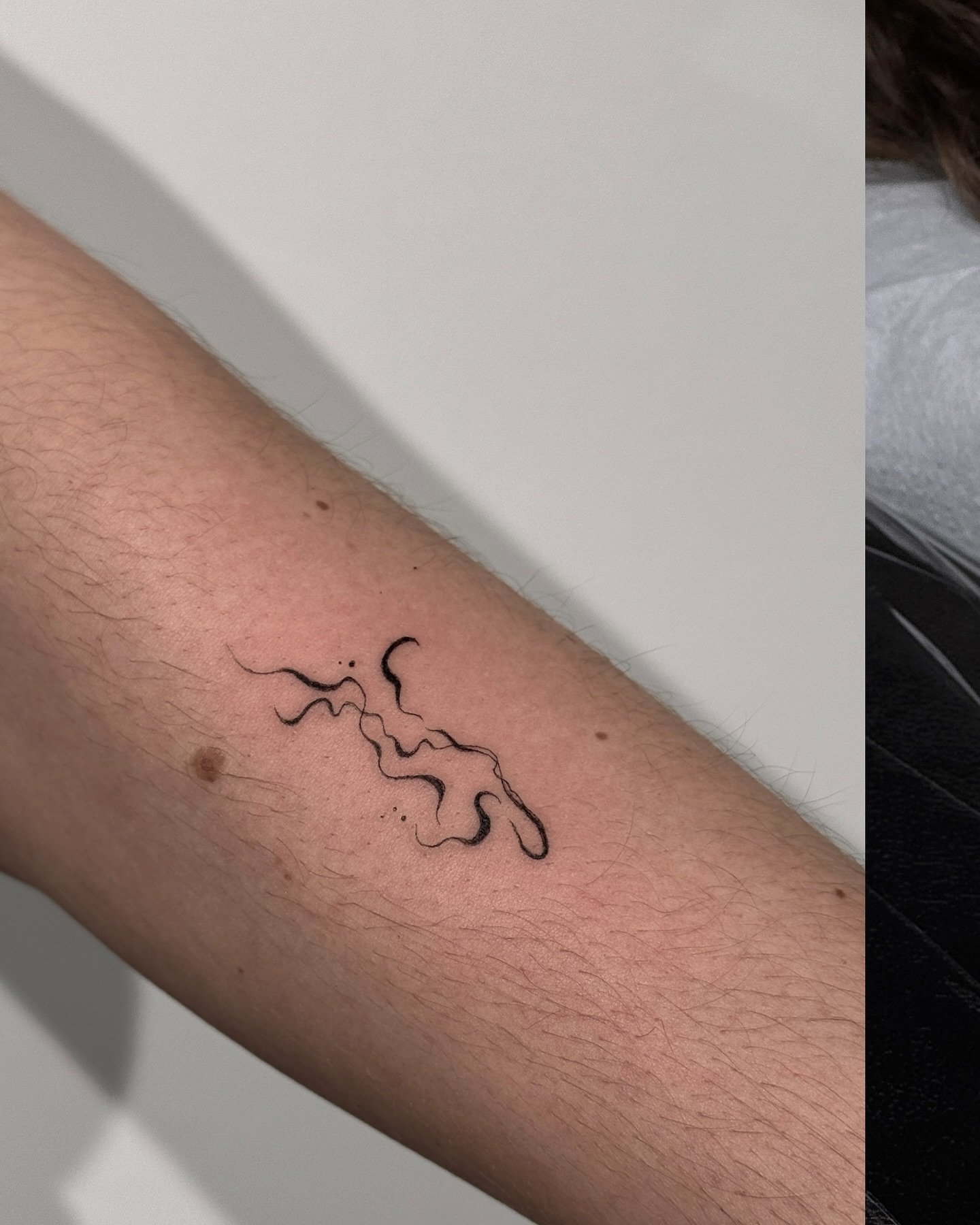Tatuaje de diseño en antebrazo, línea fina Sinkply Studio