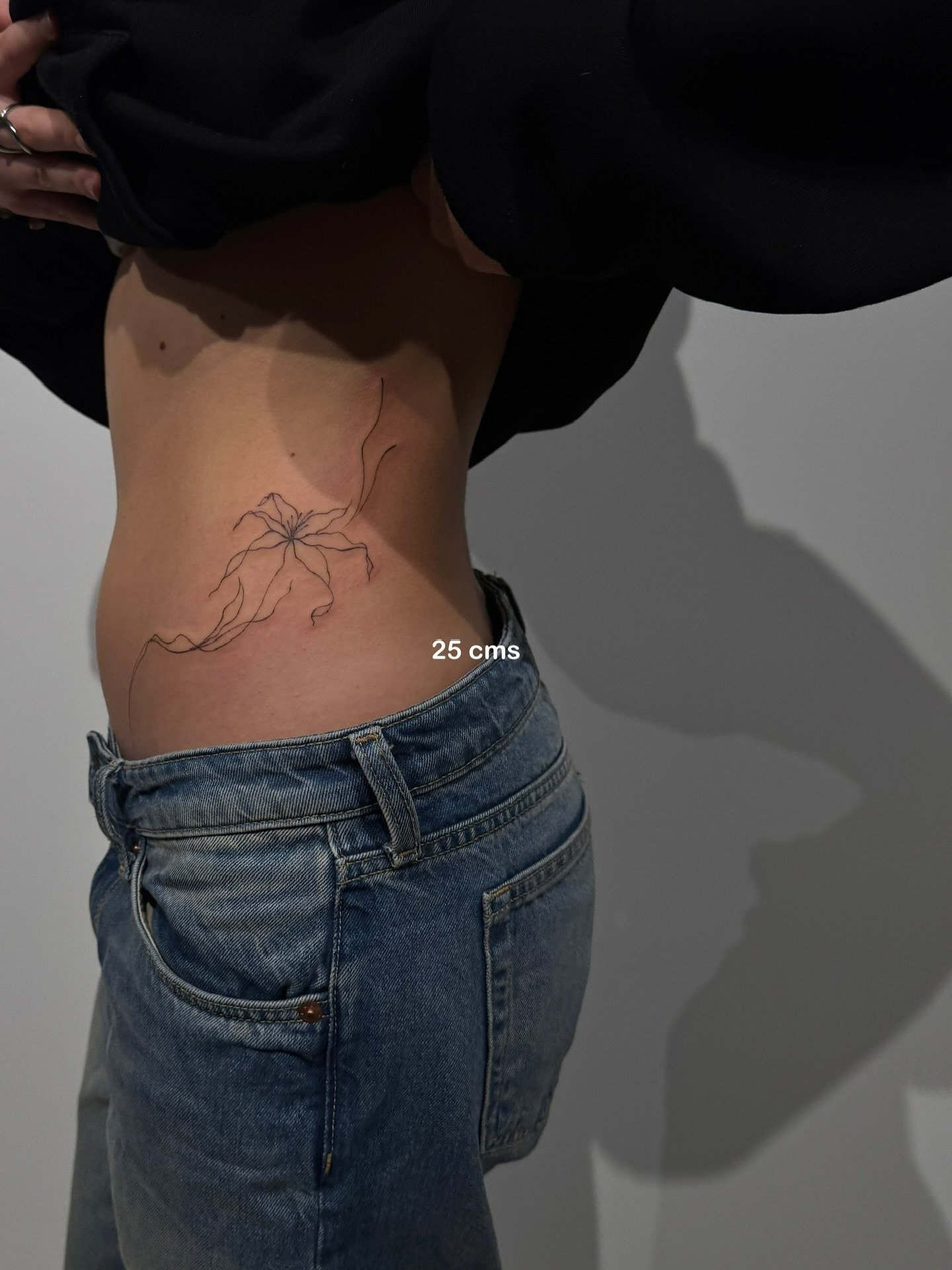Tatuaje de diseño en antebrazo, línea fina Sinkply Madrid