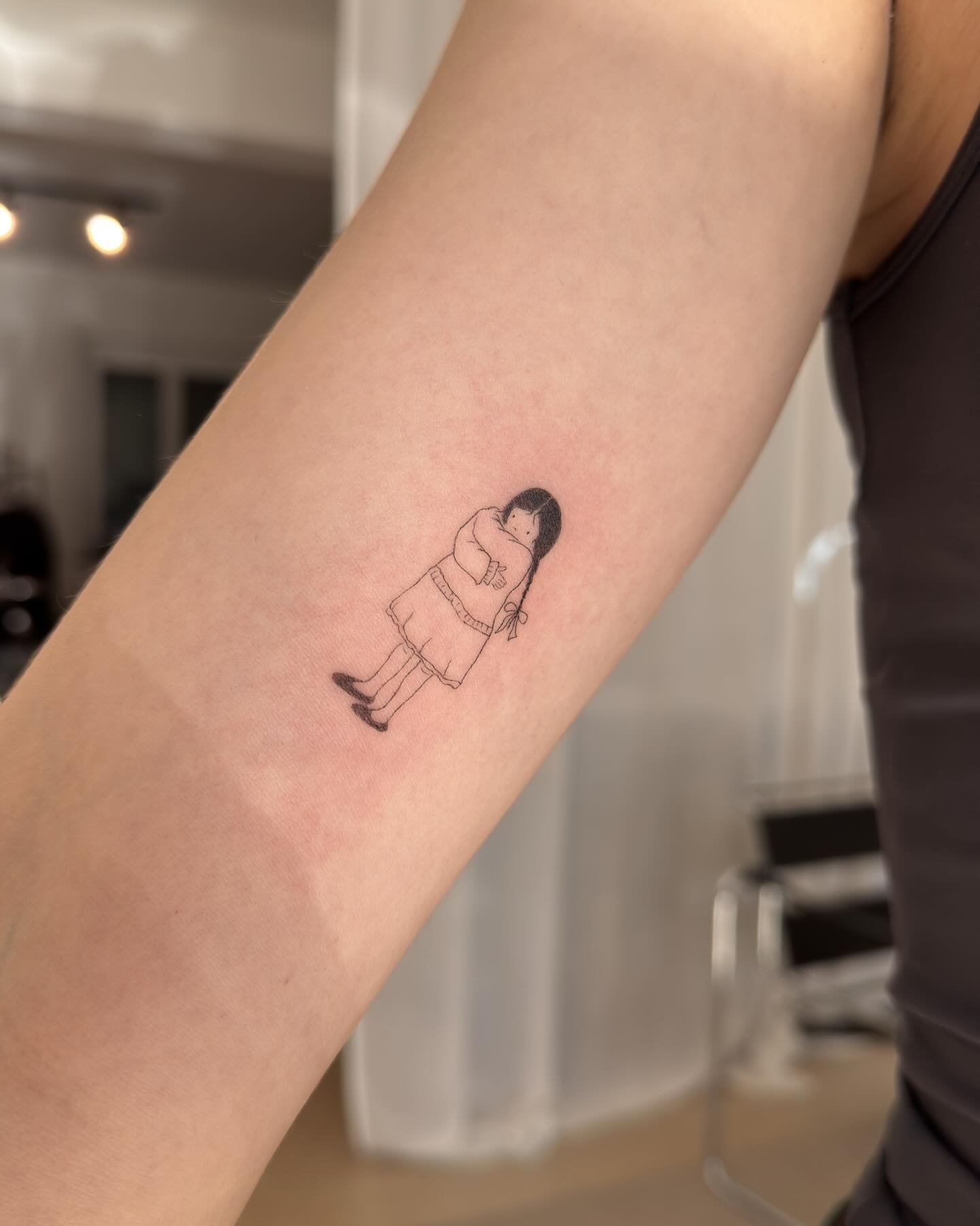 Tatuaje de diseño en antebrazo, línea fina Sinkply Madrid