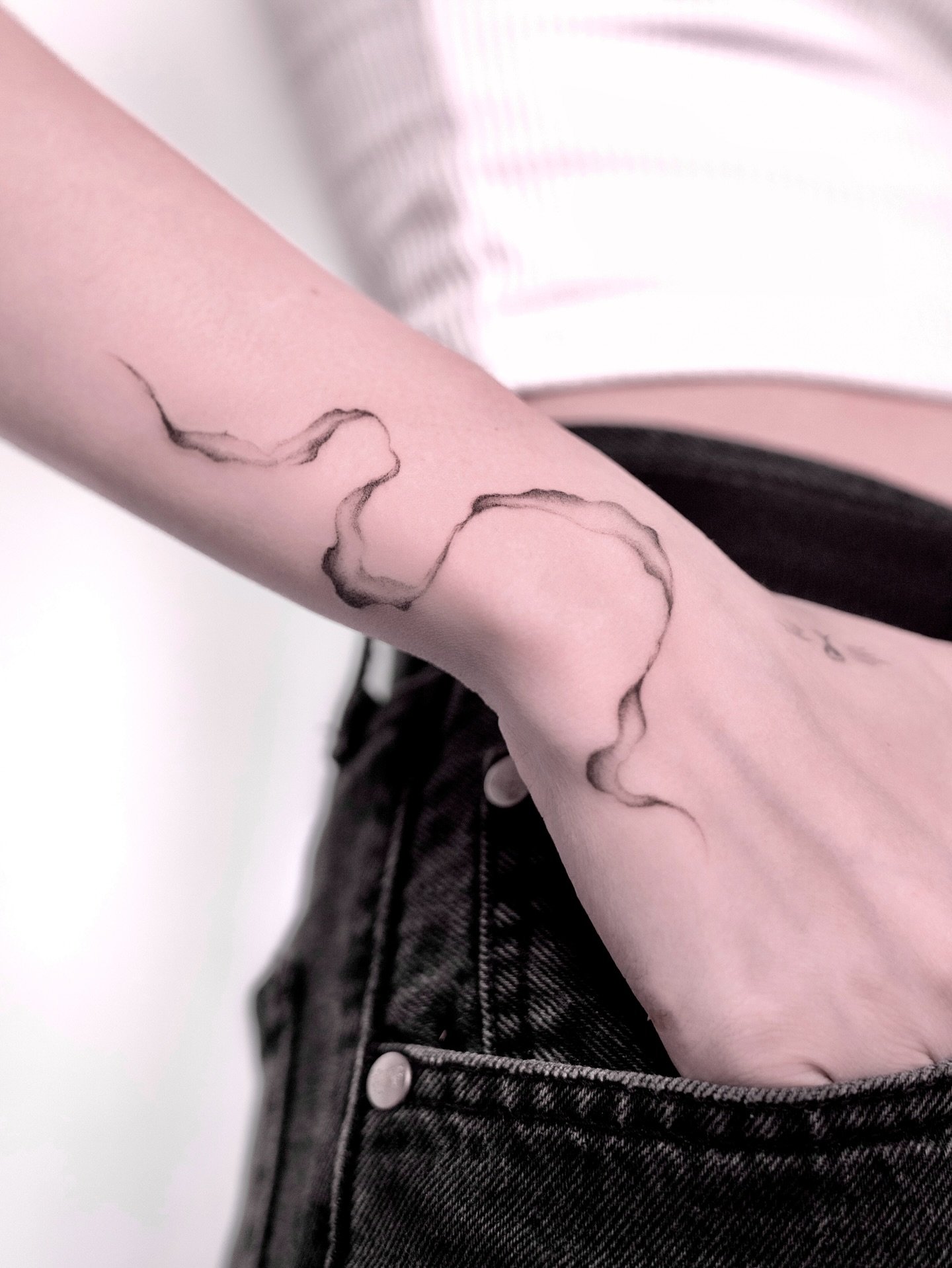 Tatuaje de diseño en antebrazo, línea fina Sinkply Madrid