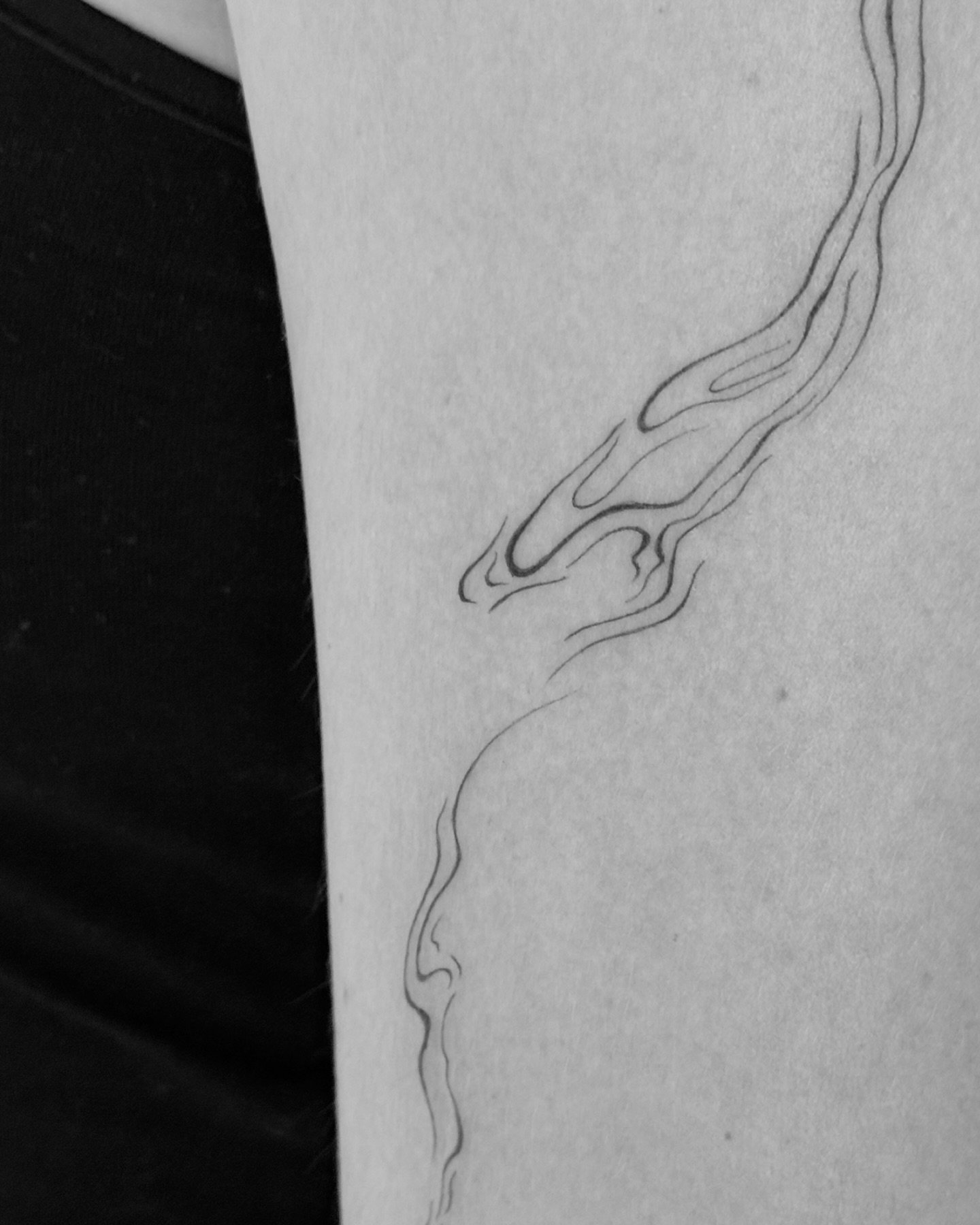 Tatuaje de diseño en antebrazo, línea fina Sinkply Madrid
