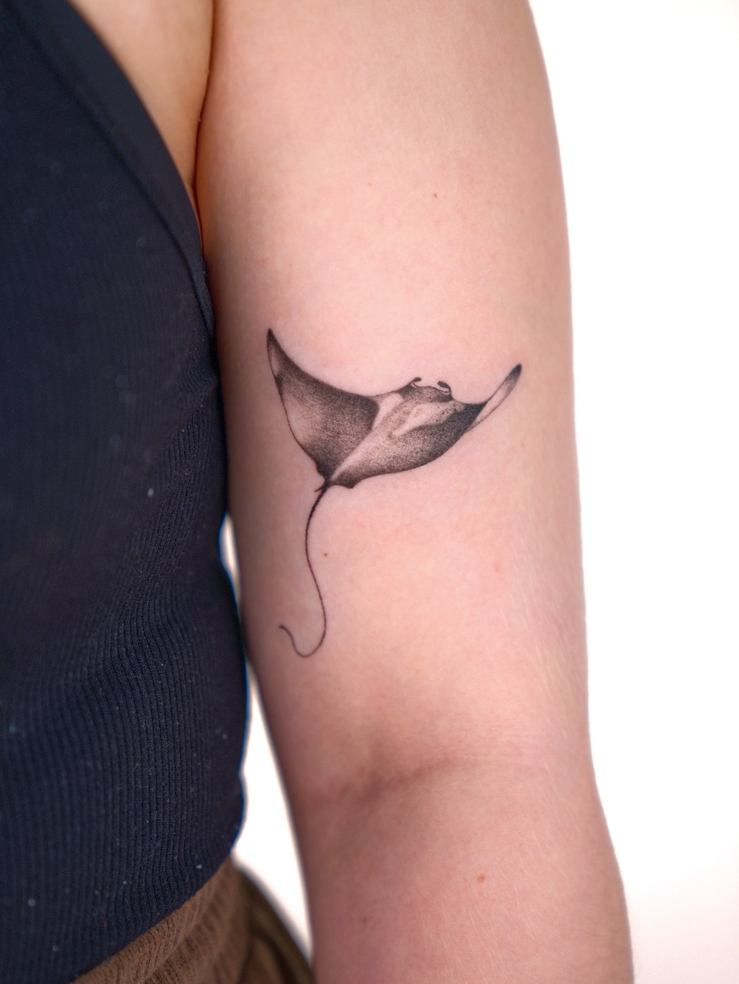 Tatuaje de diseño en antebrazo, línea fina Sinkply Madrid