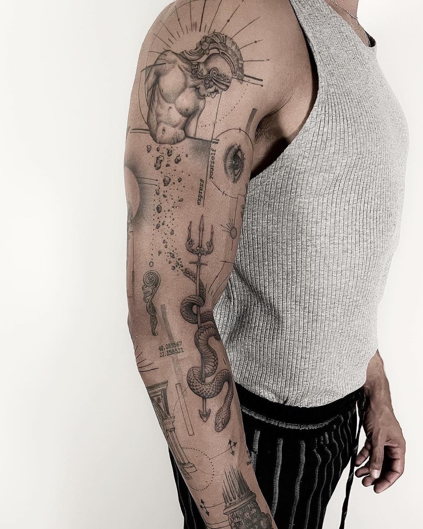 Tatuaje de diseño en antebrazo, línea fina Sinkply Madrid
