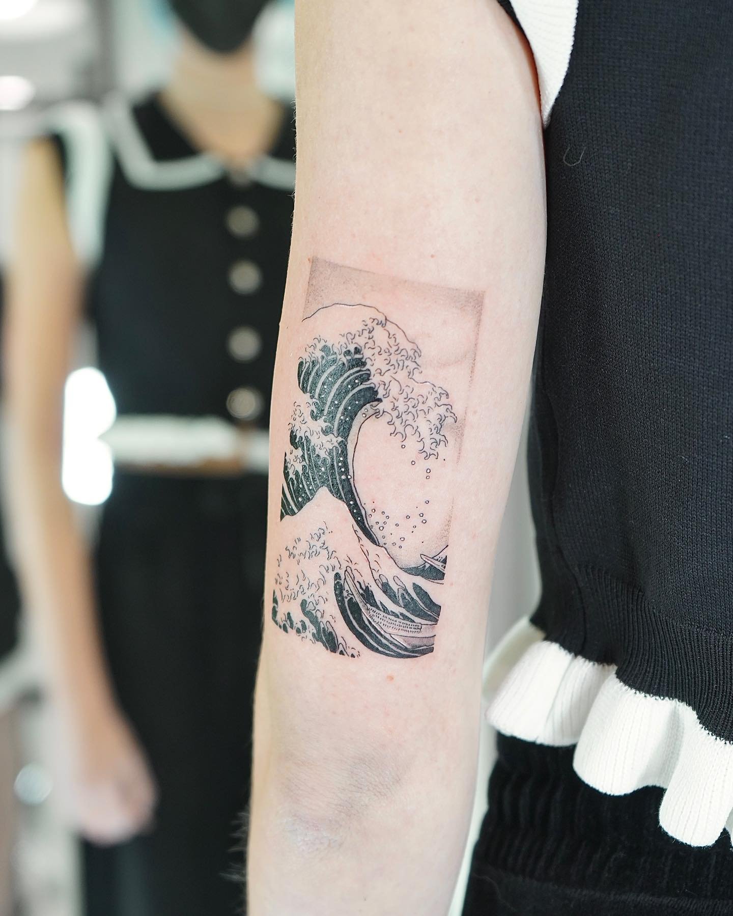 Tatuaje de diseño en antebrazo, línea fina Sinkply Madrid