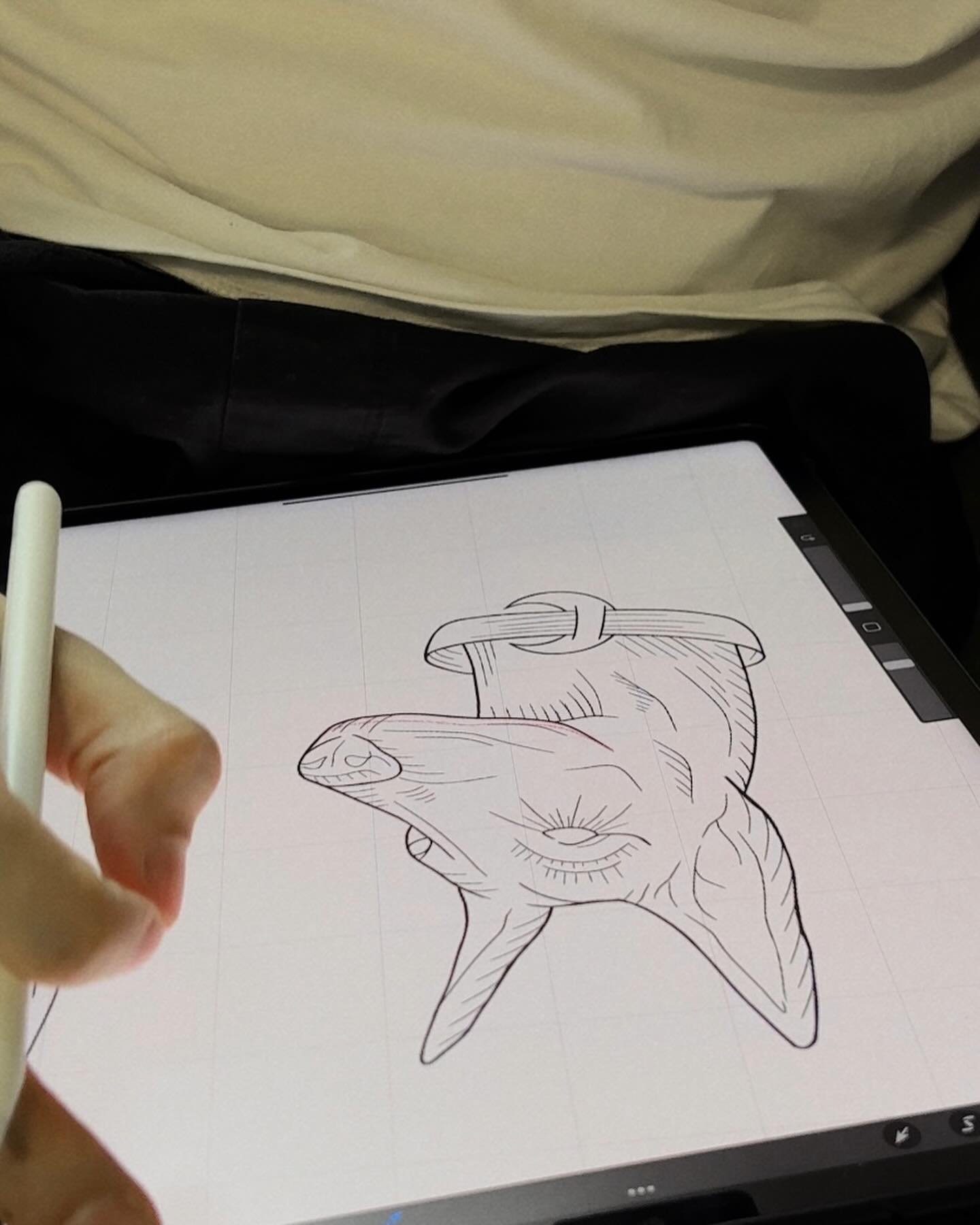 Tatuaje de diseño en antebrazo, línea fina Sinkply Madrid