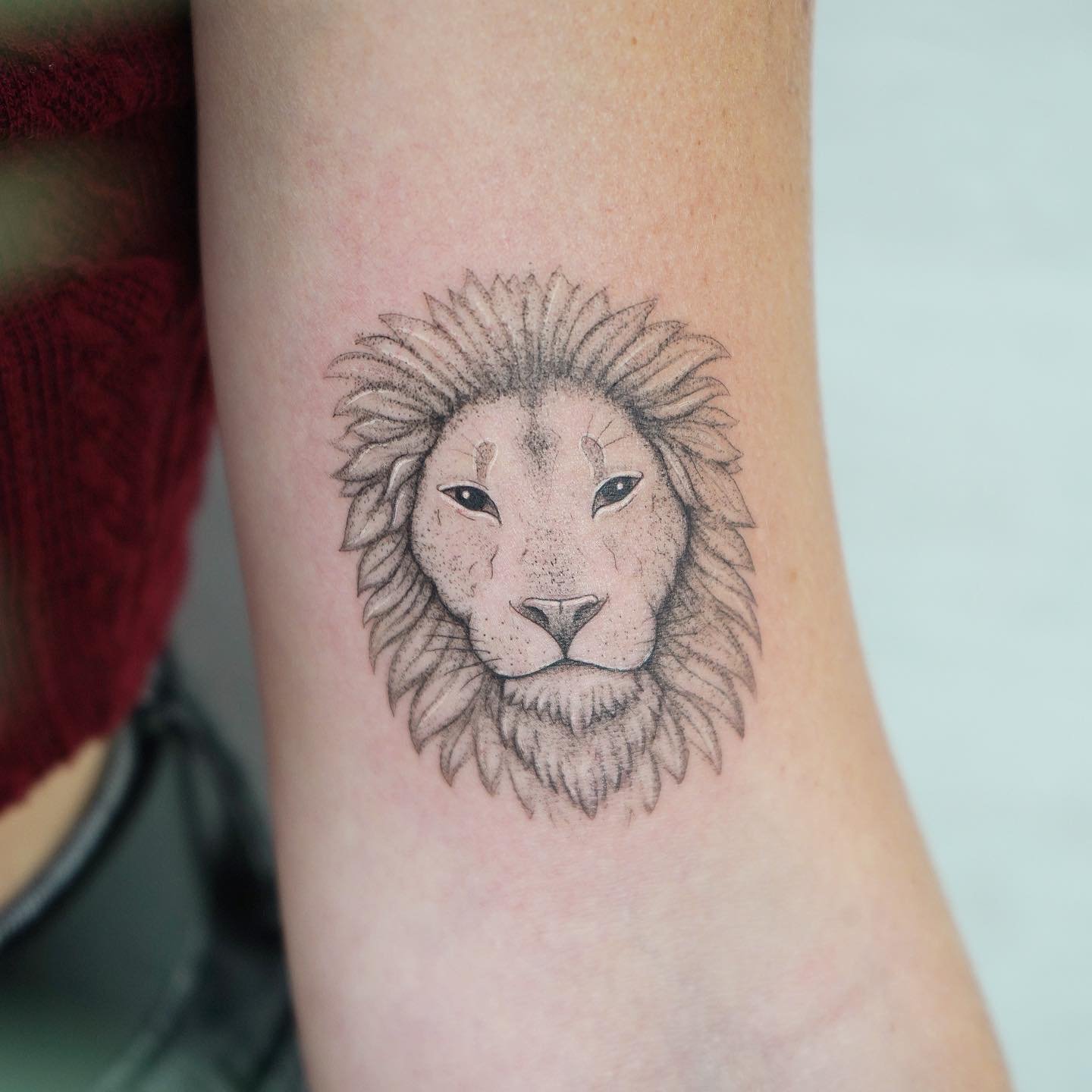 Tatuaje de diseño en antebrazo, línea fina Sinkply Madrid