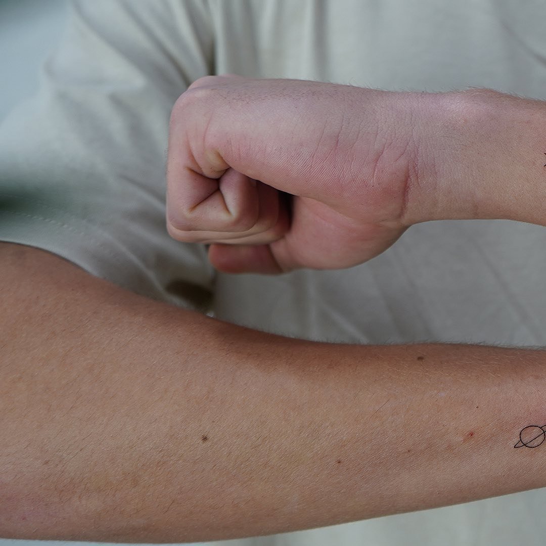 Tatuaje de diseño en antebrazo, línea fina Sinkply Madrid