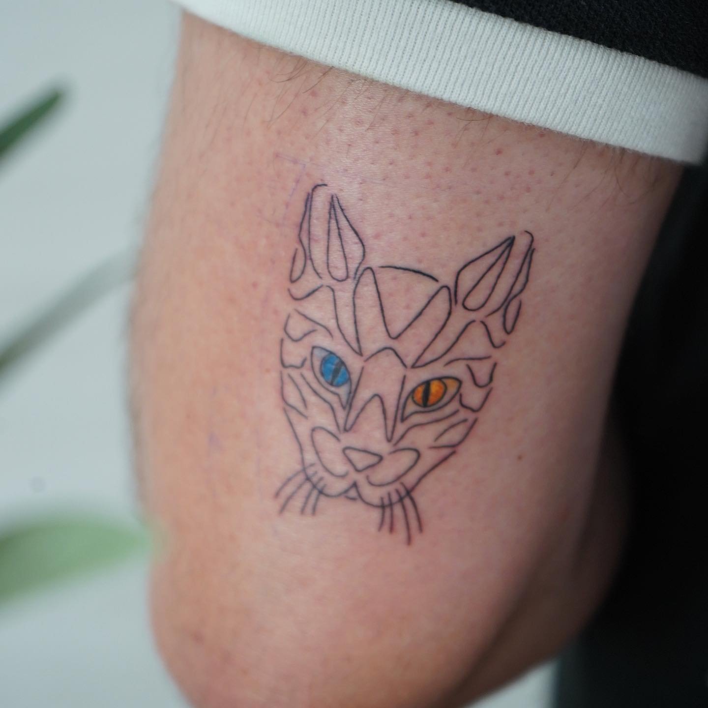Tatuaje de diseño en antebrazo, línea fina Sinkply Madrid