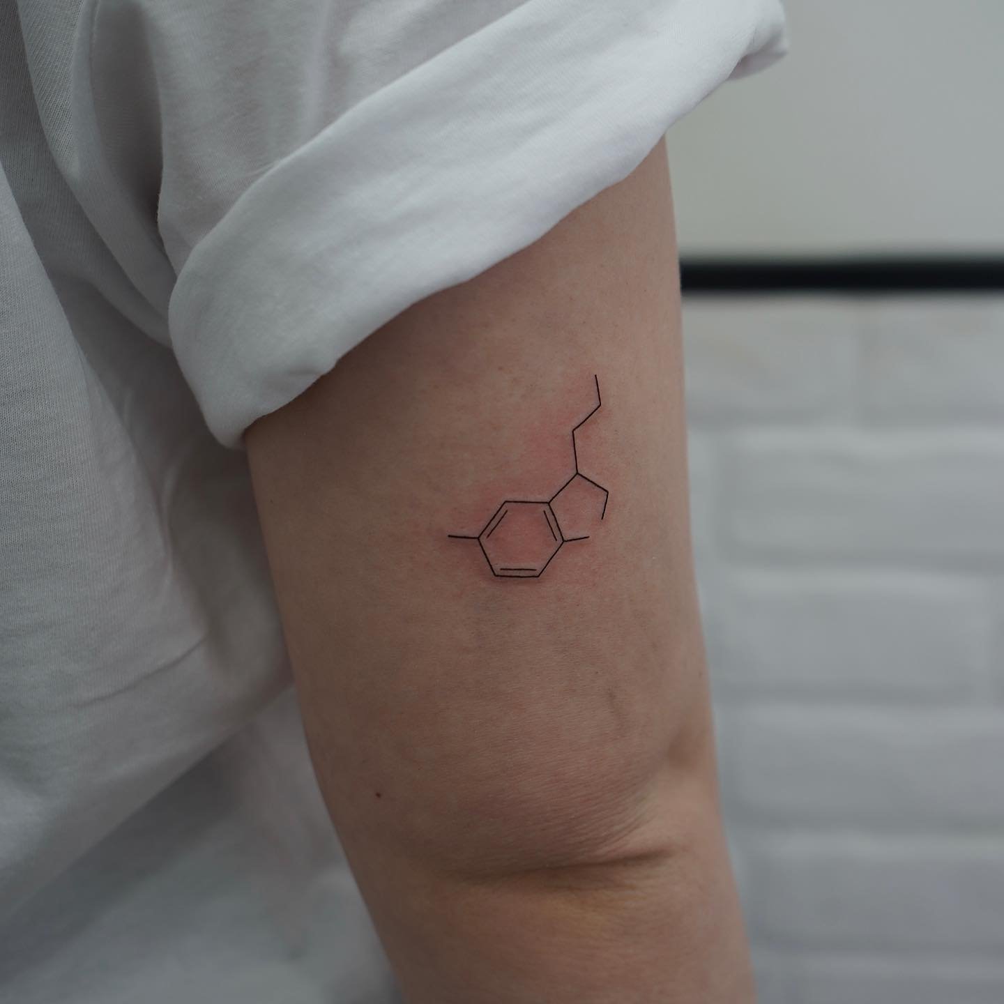 Tatuaje de diseño en antebrazo, línea fina Sinkply Madrid