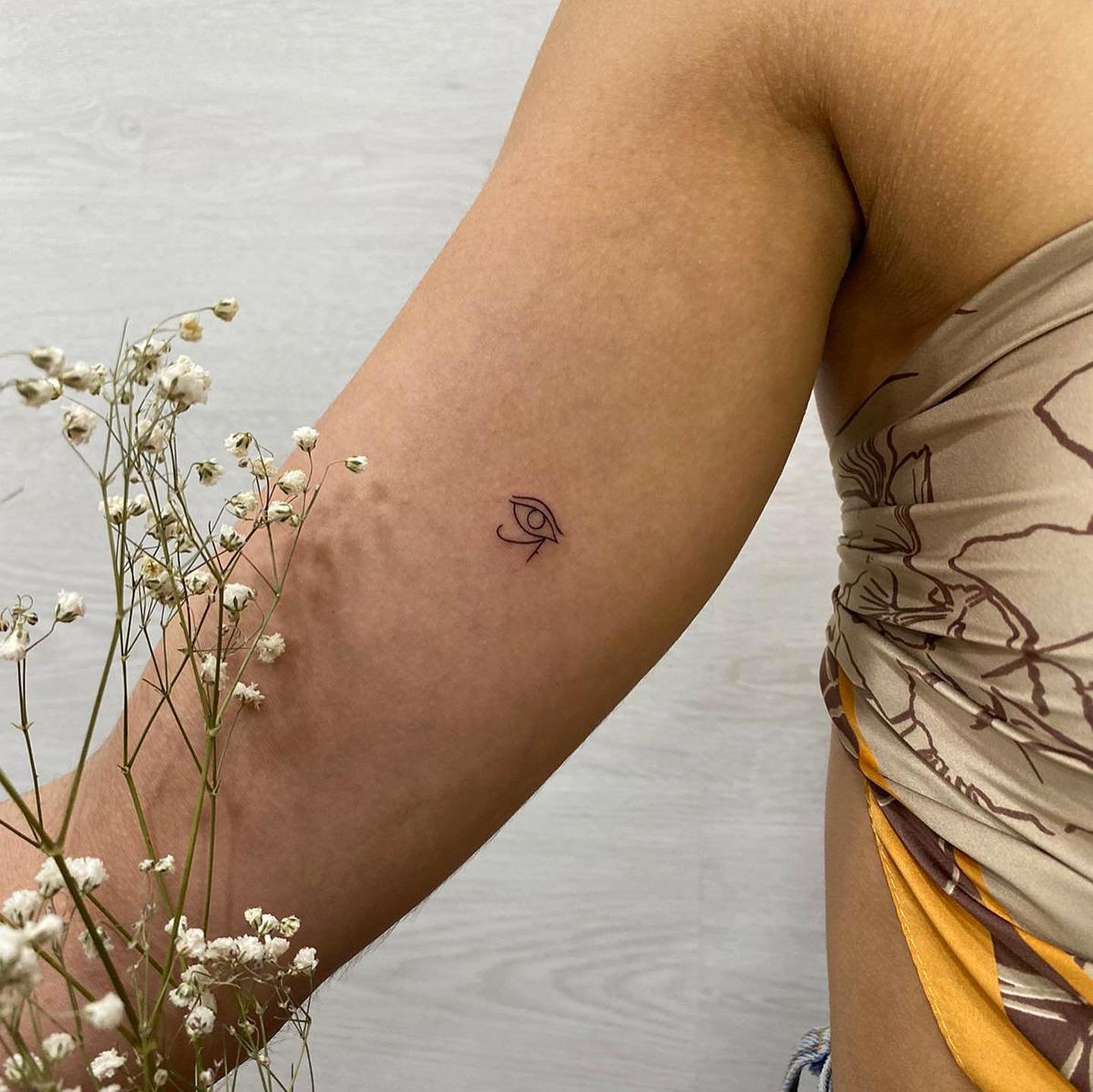 Tatuaje de diseño en antebrazo, línea fina Sinkply Madrid