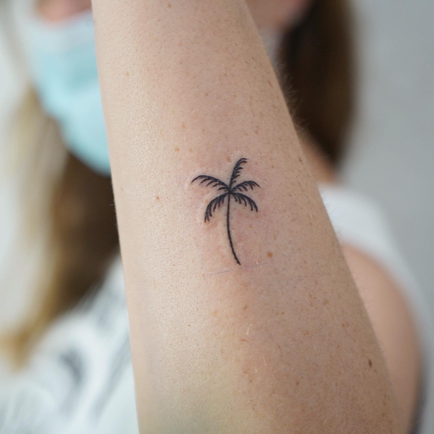 Tatuaje de diseño en antebrazo, línea fina Sinkply Madrid